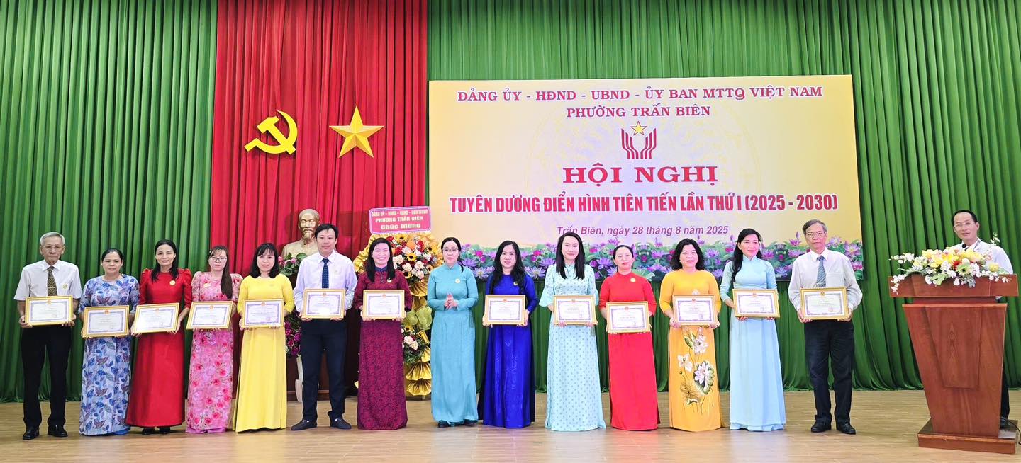 Lãnh đạo trao giấy khen cho các cá nhân là gương điển hình