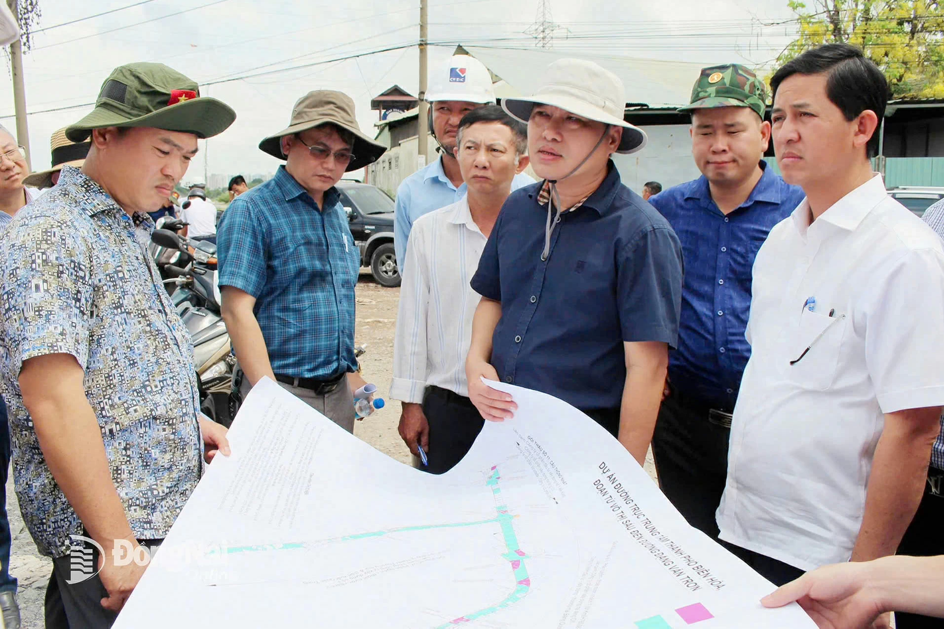 Ủy viên Ban Thường vụ Tỉnh ủy, Bí thư Đảng ủy phường Trấn Biên Hồ Văn Nam kiểm tra, đôn đốc dự án đường trục trung tâm. Ảnh: Công Nghĩa