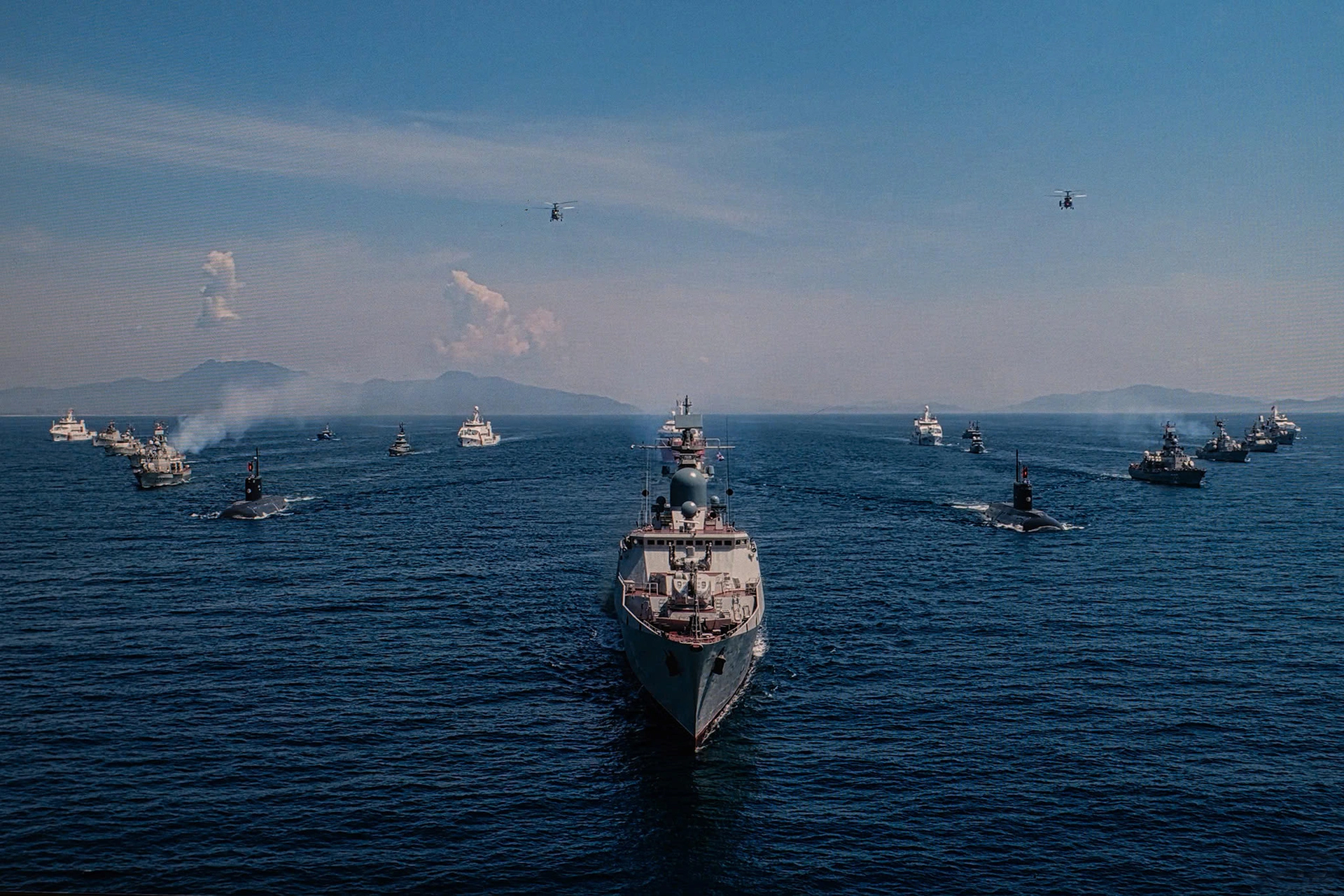 Trong không khí trang nghiêm, tự hào kỷ niệm 80 năm Cách mạng tháng Tám thành công và Quốc khánh sáng 2/9 tại vùng biển Cam Ranh (tỉnh Khánh Hòa), Quân chủng Hải quân chủ trì tổ chức diễu binh các lực lượng vũ trang trên biển, với sự tham gia của Hải quân nhân dân Việt Nam, Cảnh sát biển Việt Nam, Bộ đội Biên phòng, Hải đội Dân quân thường trực cùng nhiều phương tiện, khí tài hiện đại