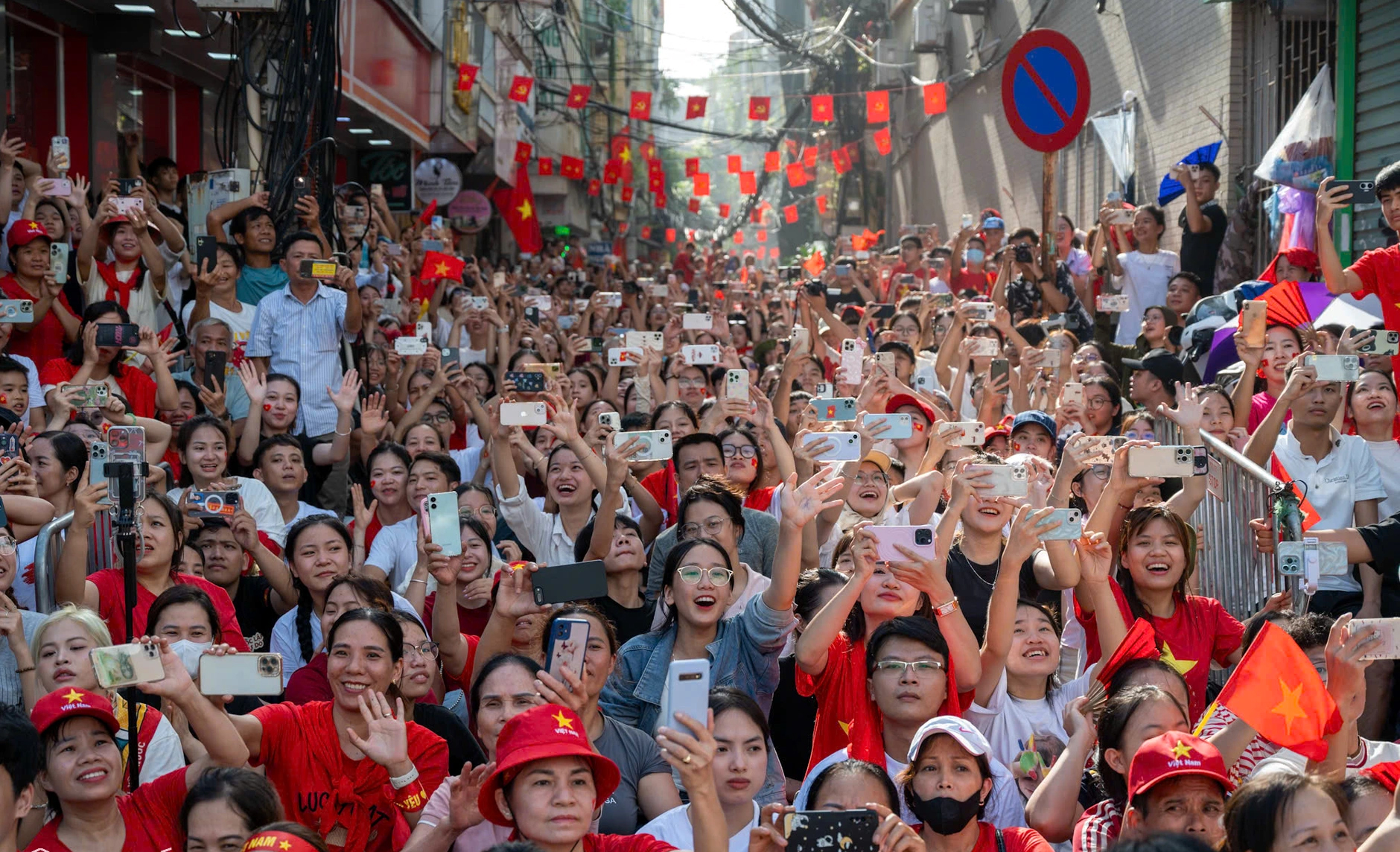 Người dân phấn khởi hò reo khi các khối diễu binh, diễu hành đi qua