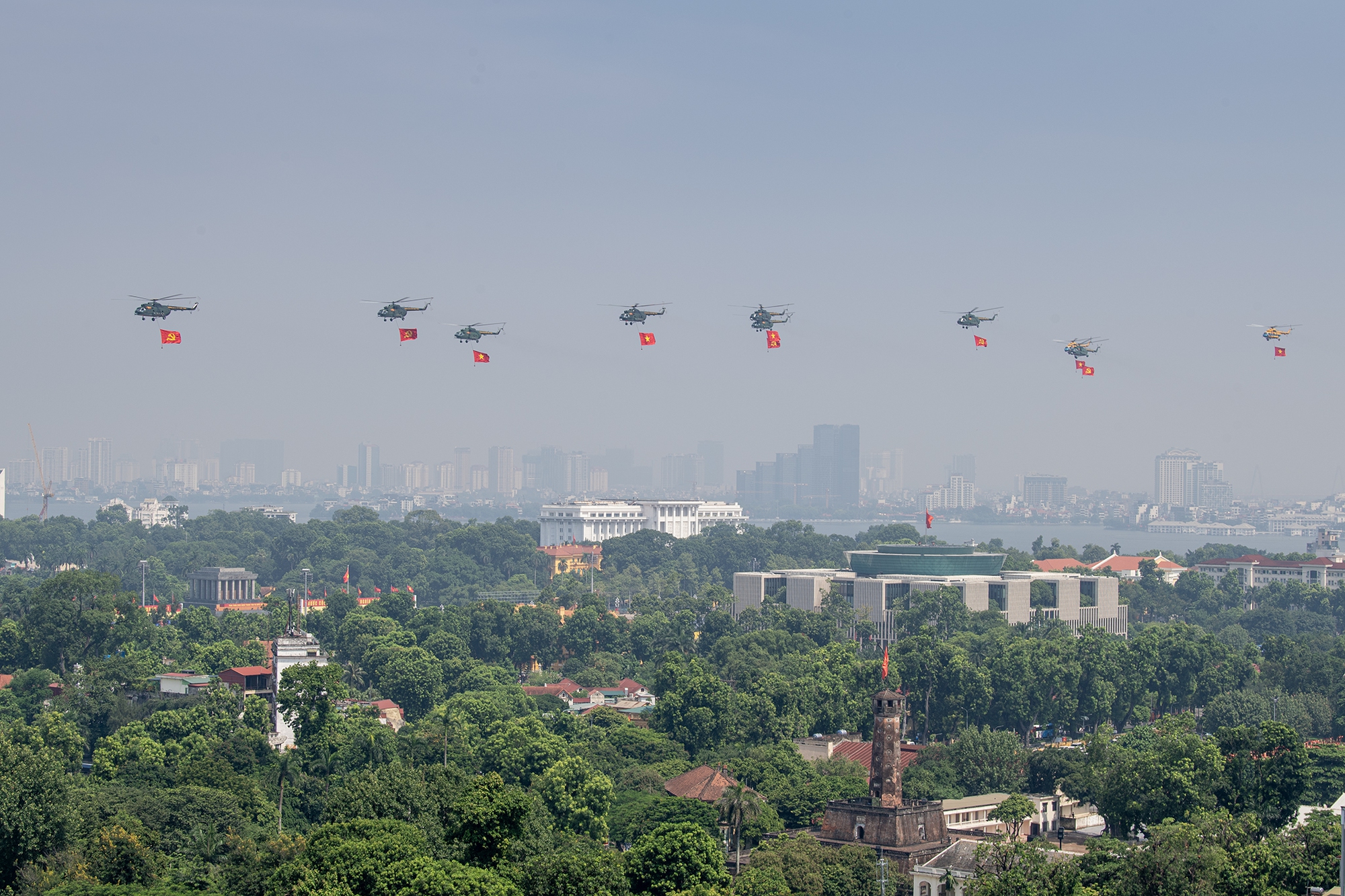 Biên đội trực thăng Mi-171, Mi-17, Mi-8, mang cờ Tổ quốc, cờ Đảng tung bay trên Quảng trường Ba Đình lịch sử