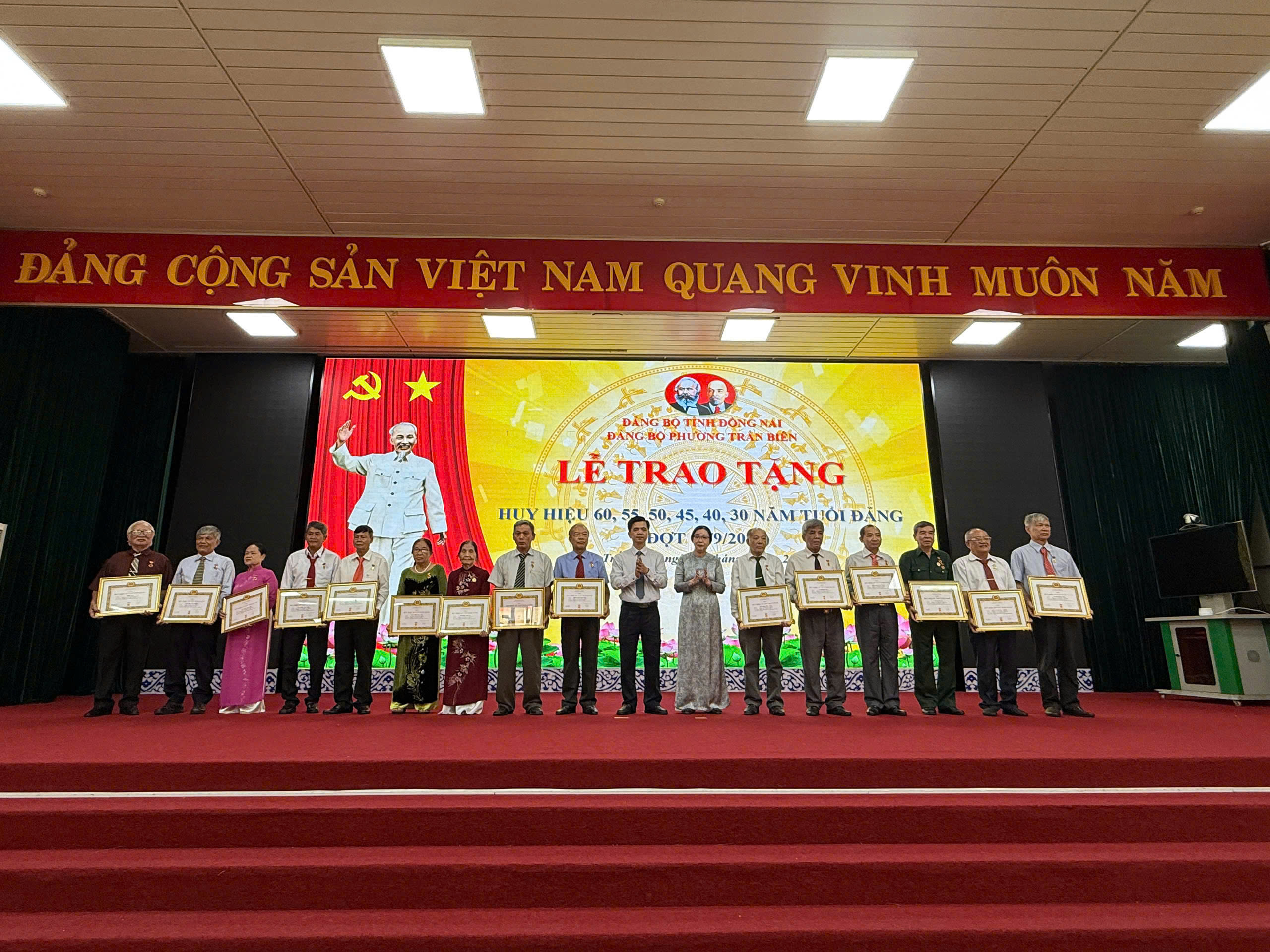 Phường Trấn Biên trao tặng Huy hiệu Đảng cho 175 đảng viên