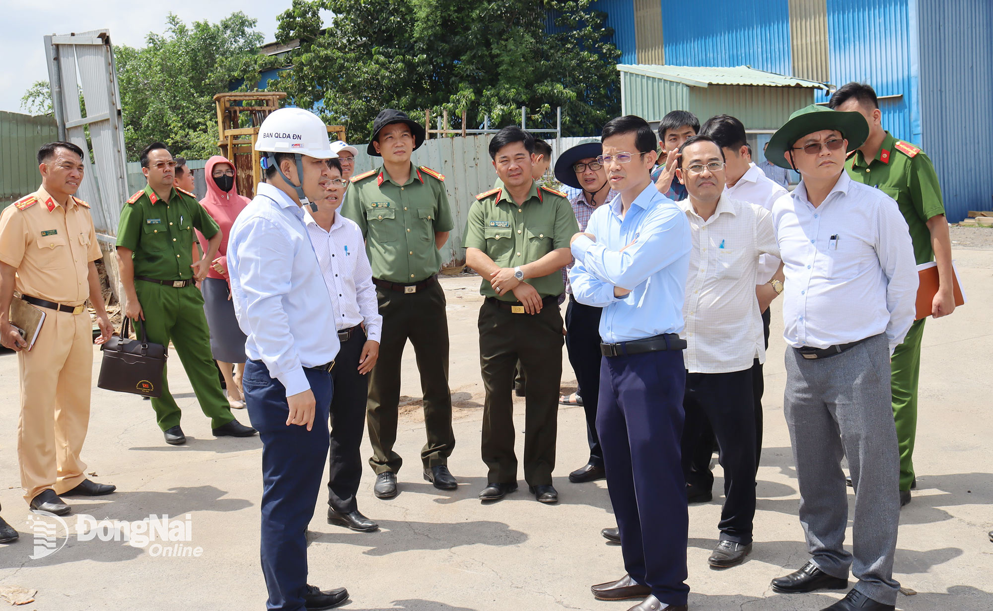 Tỉnh ủy viên, Phó Chủ tịch UBND tỉnh Hồ Văn Hà đi kiểm tra thực tế việc di dời tại doanh nghiệp  ở Khu công nghiệp Biên Hòa 1. Ảnh: Hoàng Lộc