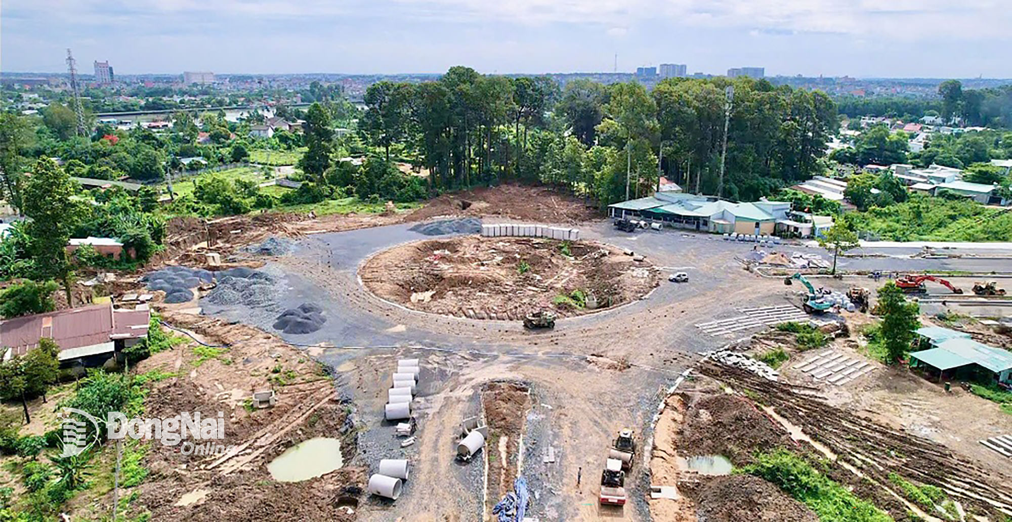 Thi công vòng xoay giữa nhánh 1 với nhánh 2 Dự án Đường trục trung tâm thành phố Biên Hòa. Ảnh: Phạm Tùng