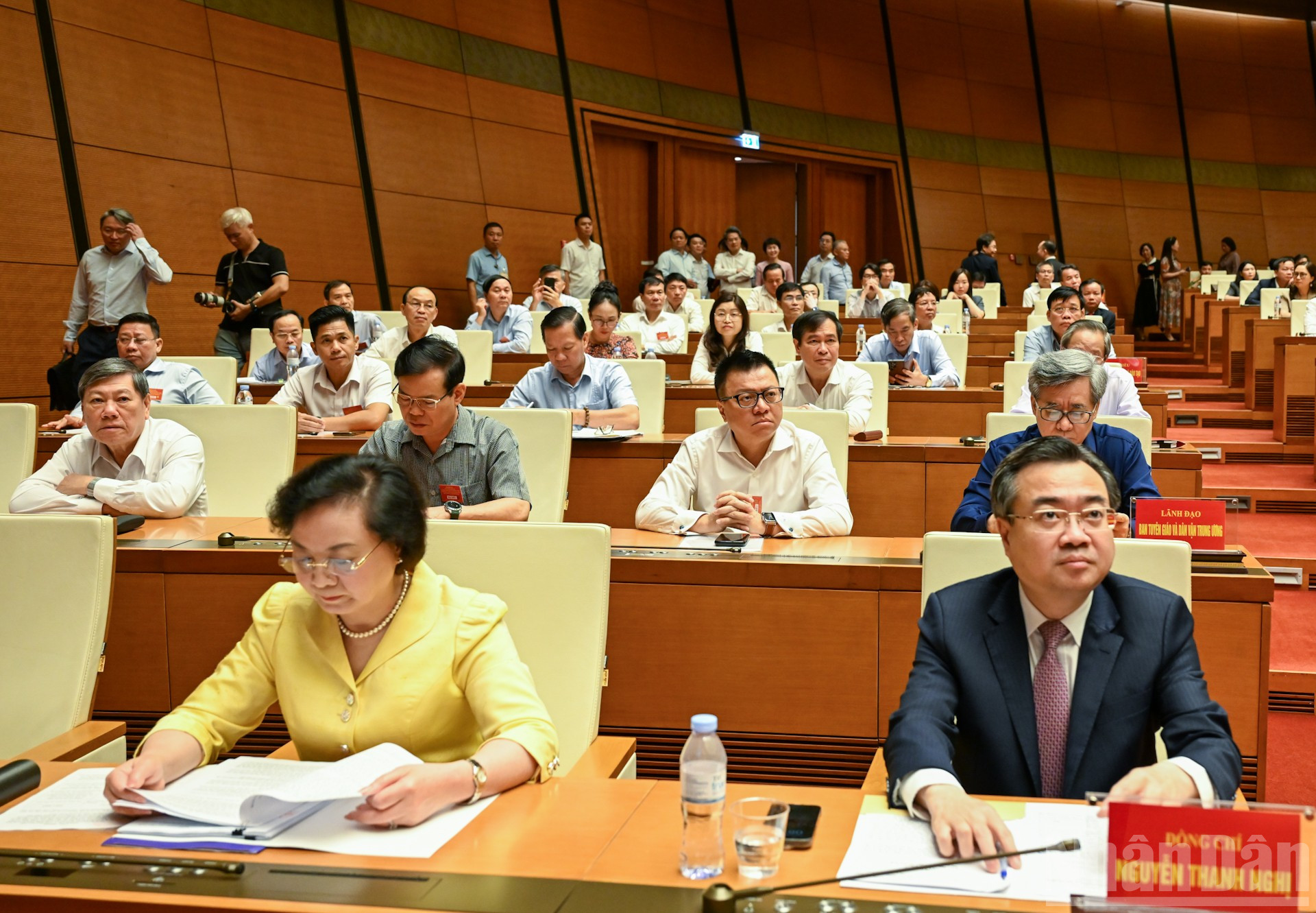 Các đồng chí Ủy viên Trung ương Đảng, lãnh đạo các bộ, ngành và các đại biểu theo dõi các đồng chí lãnh đạo truyền đạt các chuyên đề.