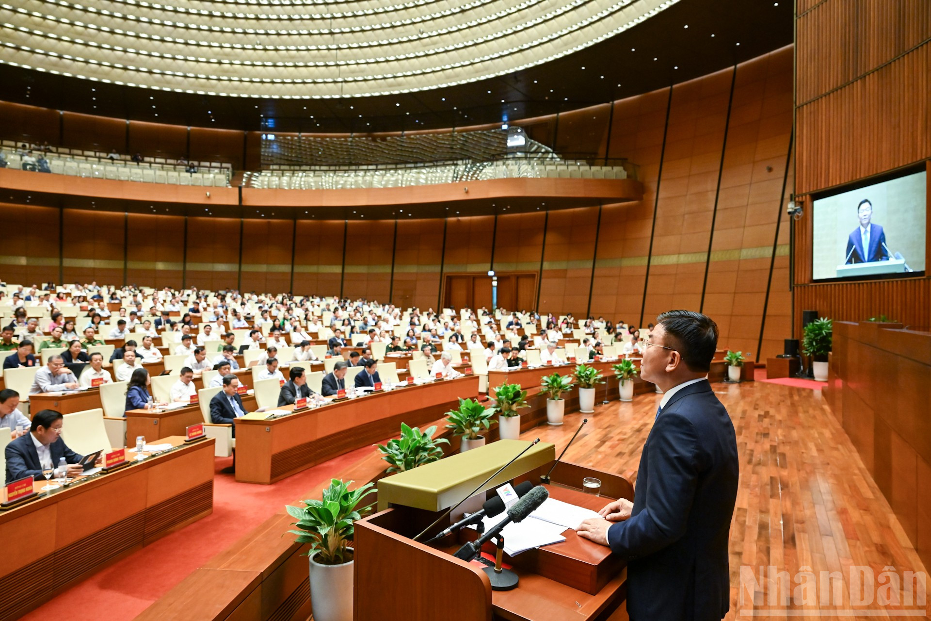 Đồng chí Lê Thành Long, Ủy viên Trung ương Đảng, Phó Thủ tướng Chính phủ trình bày Chuyên đề “Nội dung trọng tâm, cốt lõi của Nghị quyết số 72-NQ/TW, ngày 09/9/2025 của Bộ Chính trị về một số giải pháp đột phá, tăng cường bảo vệ, chăm sóc và nâng cao sức khỏe nhân dân và Chương trình hành động thực hiện Nghị quyết số 72-NQ/TW”.