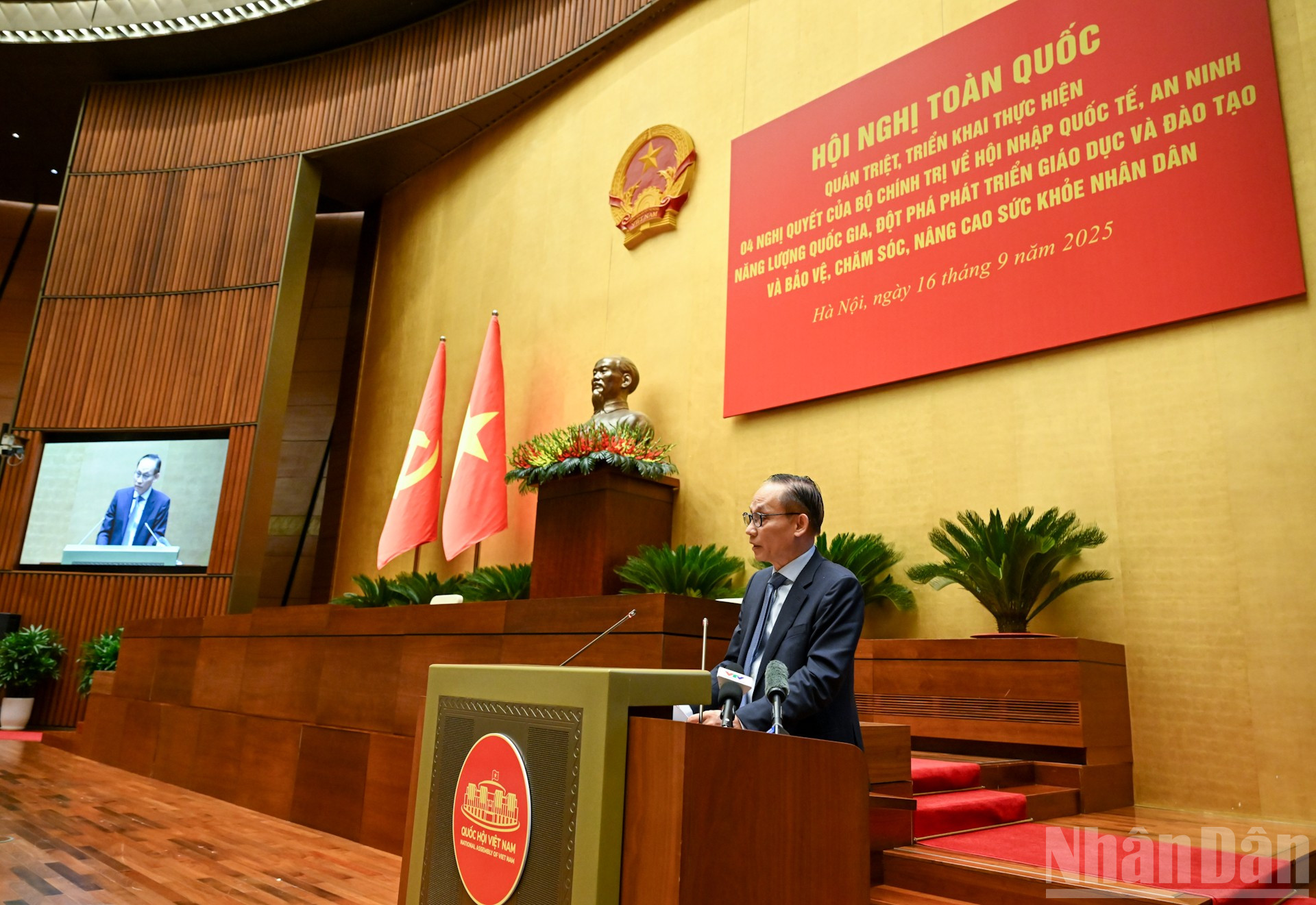 Đồng chí Lê Hoài Trung, Bí thư Trung ương Đảng, Quyền Bộ trưởng Ngoại giao trình bày Chuyên đề 'Nội dung trọng tâm, cốt lõi của Nghị quyết số 59-NQ/TW, ngày 24/01/2025 của Bộ Chính trị về hội nhập quốc tế trong tình hình mới và Chương trình hành động thực hiện Nghị quyết số 59-NQ/TW'.