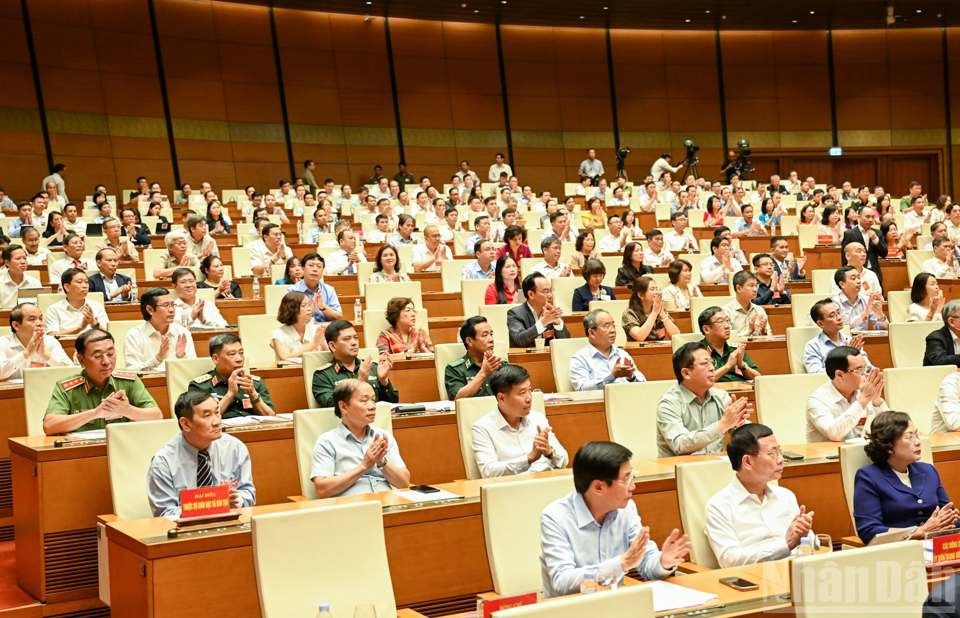 Các đồng chí Ủy viên Trung ương Đảng, lãnh đạo các bộ, ngành và các đại biểu dự theo dõi các đồng chí lãnh đạo truyền đạt các chuyên đề.