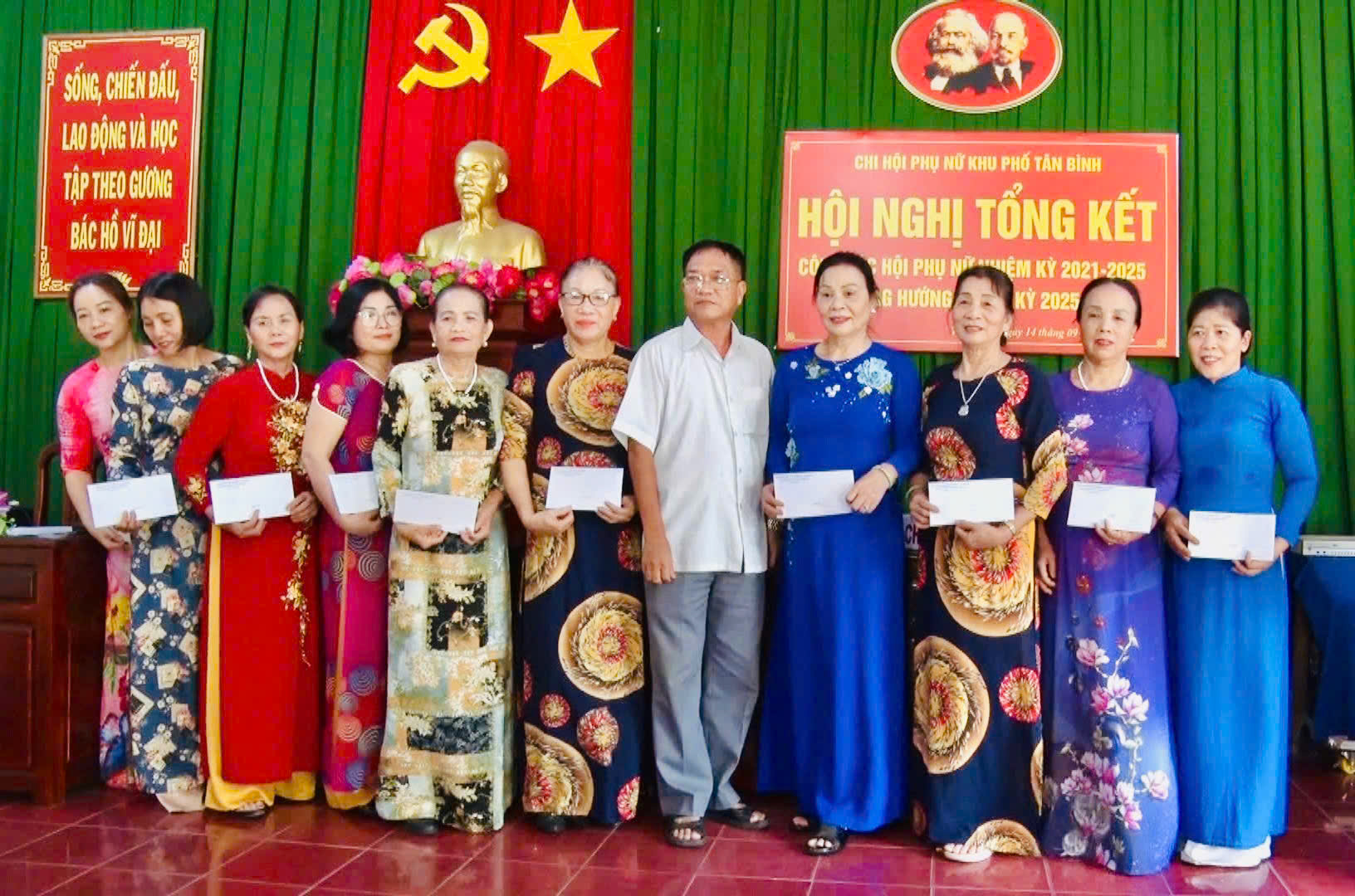 Tổng kết 5 năm phong trào phụ nữ khu phố