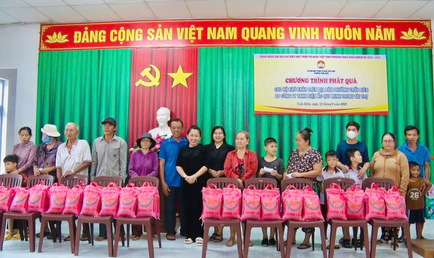 Phường Trấn Biên trao tặng 15 tấn gạo cho người dân hoàn cảnh khó khăn