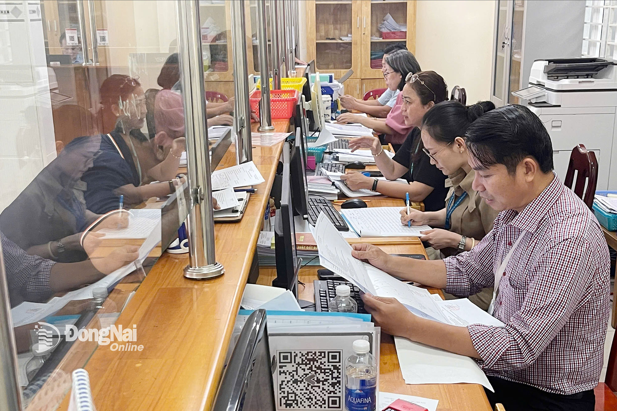 Cán bộ Văn phòng Đăng ký đất đai tỉnh Đồng Nai - chi nhánh Dầu Giây hỗ trợ người dân phường Long Bình làm thủ tục đất đai.