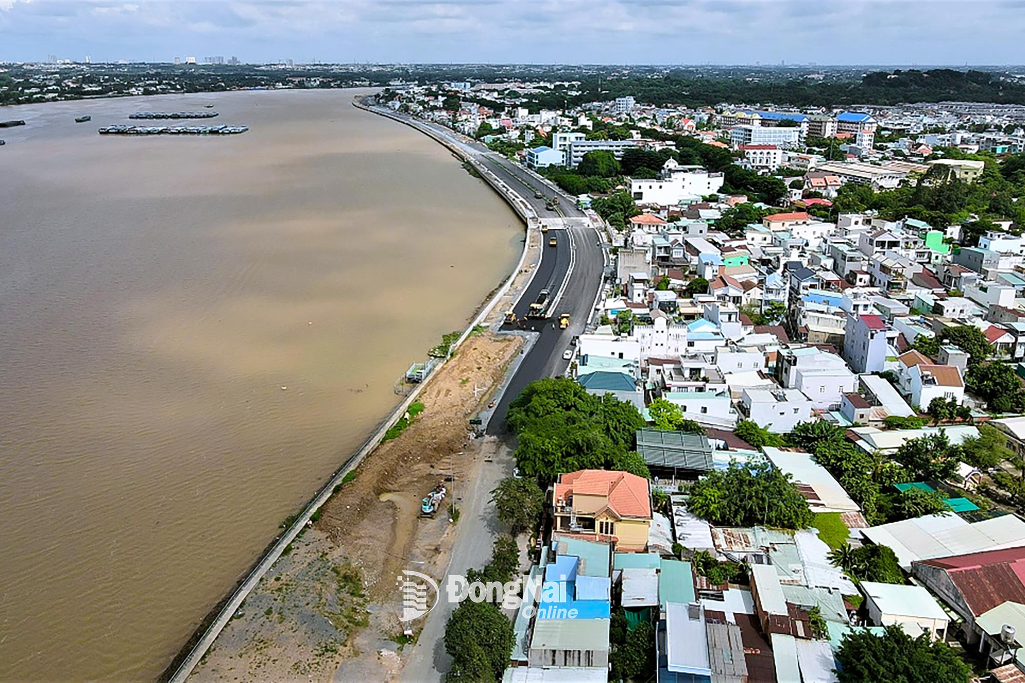 Khoảng 200m dài đoạn đầu tuyến đường ven sông Đồng Nai được đề xuất điều chuyển qua Dự án Hầm chui cầu Hóa An. Ảnh: Phạm Tùng