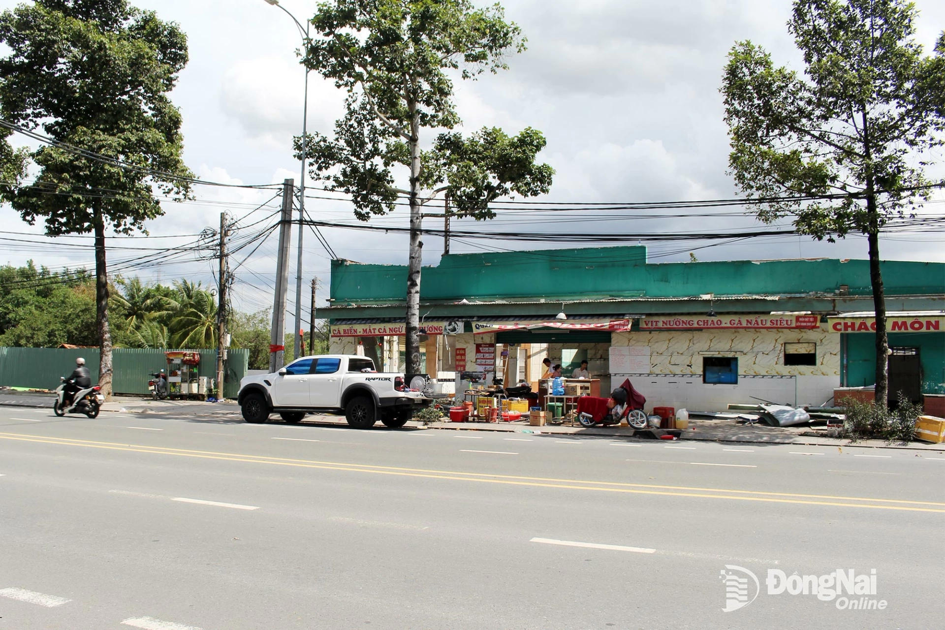 Hộ ông Bùi Ngọc Long tháo dỡ công trình bàn giao mặt bằng trên đường Võ Thị Sáu ngày 20-9. Ảnh: Khắc Thiết