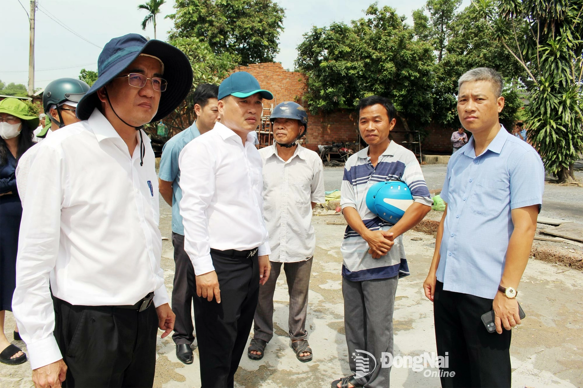 Lãnh đạo Đảng ủy, UBND phường Trấn Biên kiểm tra chỉ đạo công tác giải phóng mặt bằng Dự án Đường trục Trung tâm phường Trấn Biên khu vực đầu cầu Thống Nhất ngày 12-9. Ảnh: Khắc Thiết
