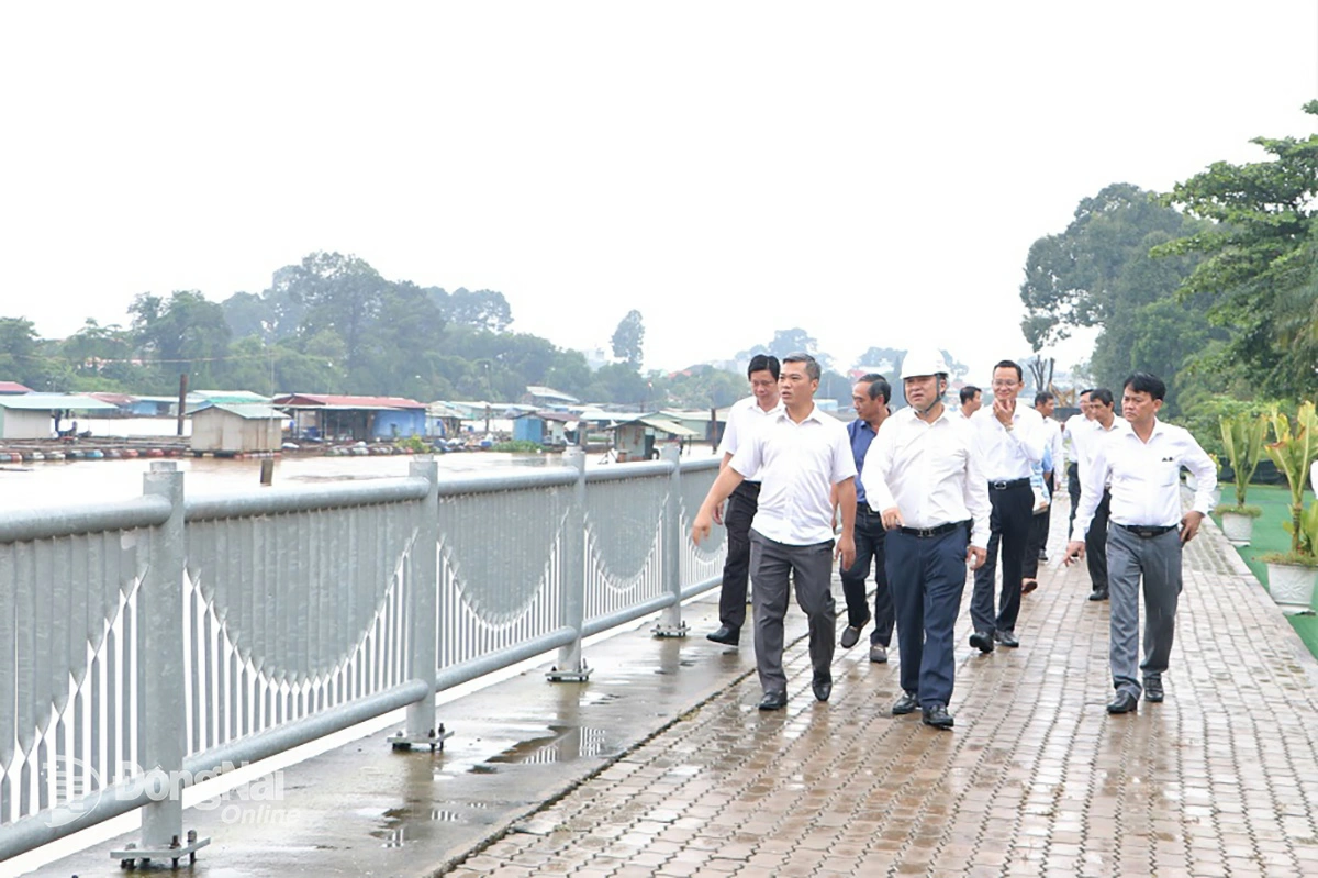 Tỉnh ủy viên, Phó Chủ tịch UBND tỉnh Đồng Nai Hồ Văn Hà kiểm tra công tác giải phóng mặt bằng Dự án Đường ven sông Cái đoạn qua phường Trấn Biên, tỉnh Đồng Nai. Ảnh: Phạm Tùng