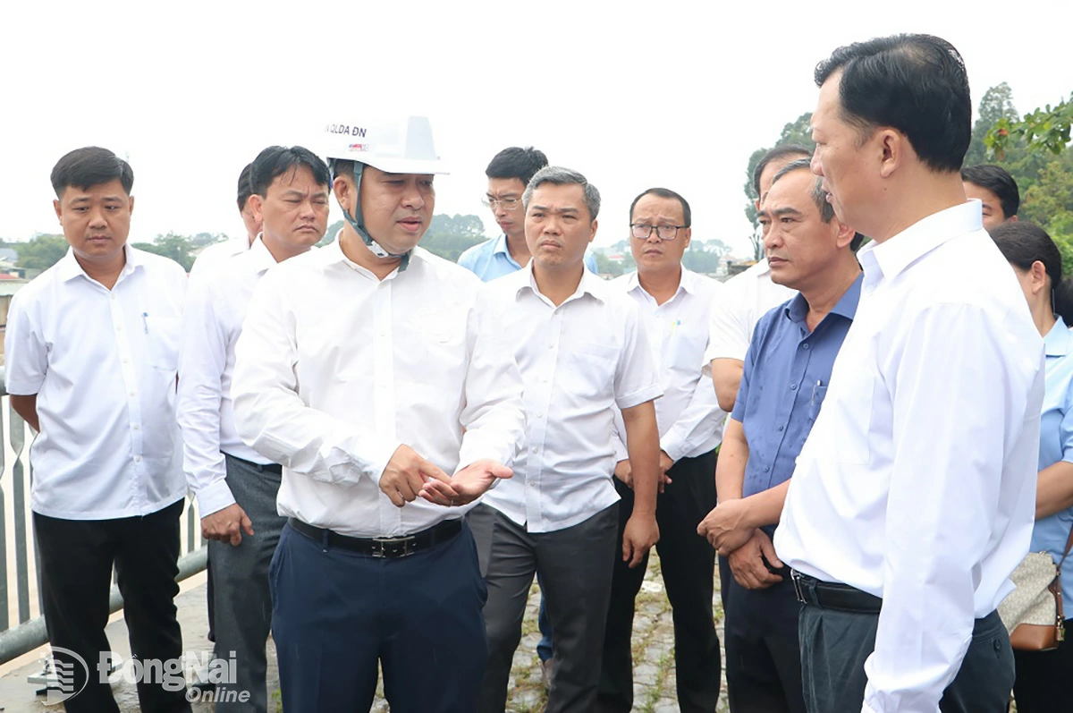 Tỉnh ủy viên, Phó Chủ tịch UBND tỉnh Đồng Nai Hồ Văn Hà trao đổi với lãnh đạo Trung tâm Phát triển quỹ đất tỉnh về tiến độ giải phóng mặt bằng Dự án Đường ven sông Cái. Ảnh: Phạm Tùng