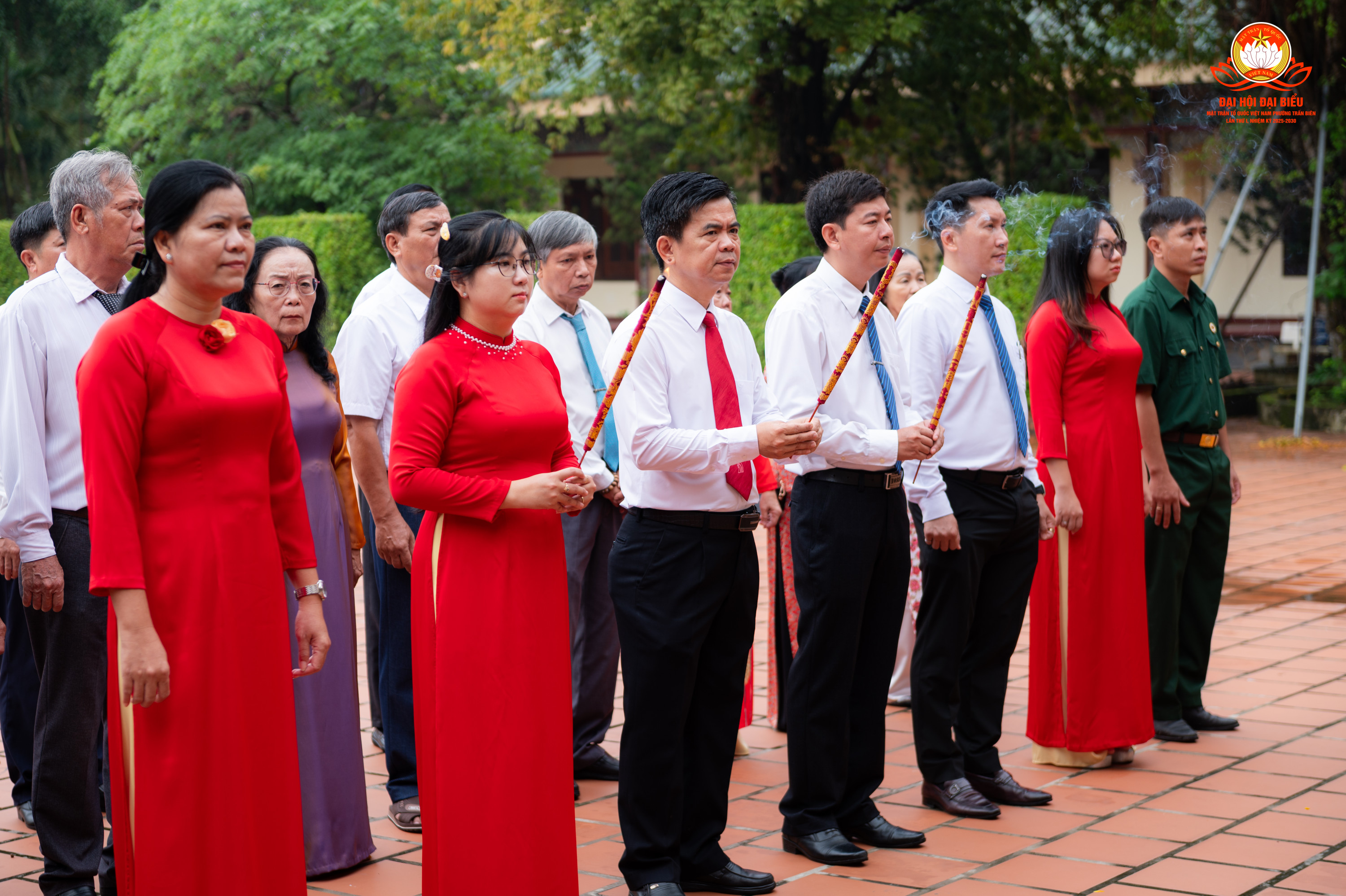 Đoàn đại biểu thực hiện nghi thức dâng hương dâng hoa