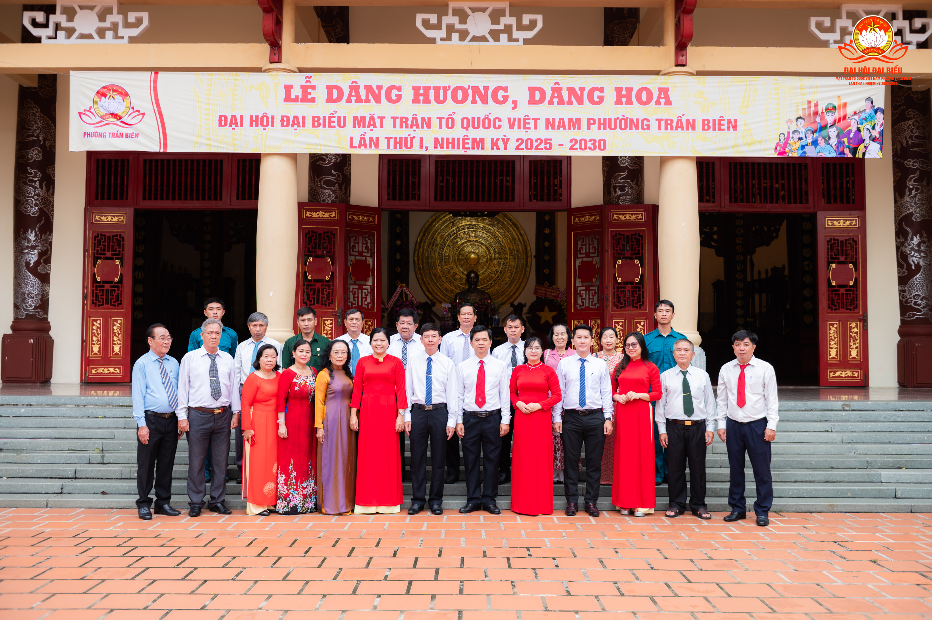 Đoàn đại biểu chụp hình lưu niệm