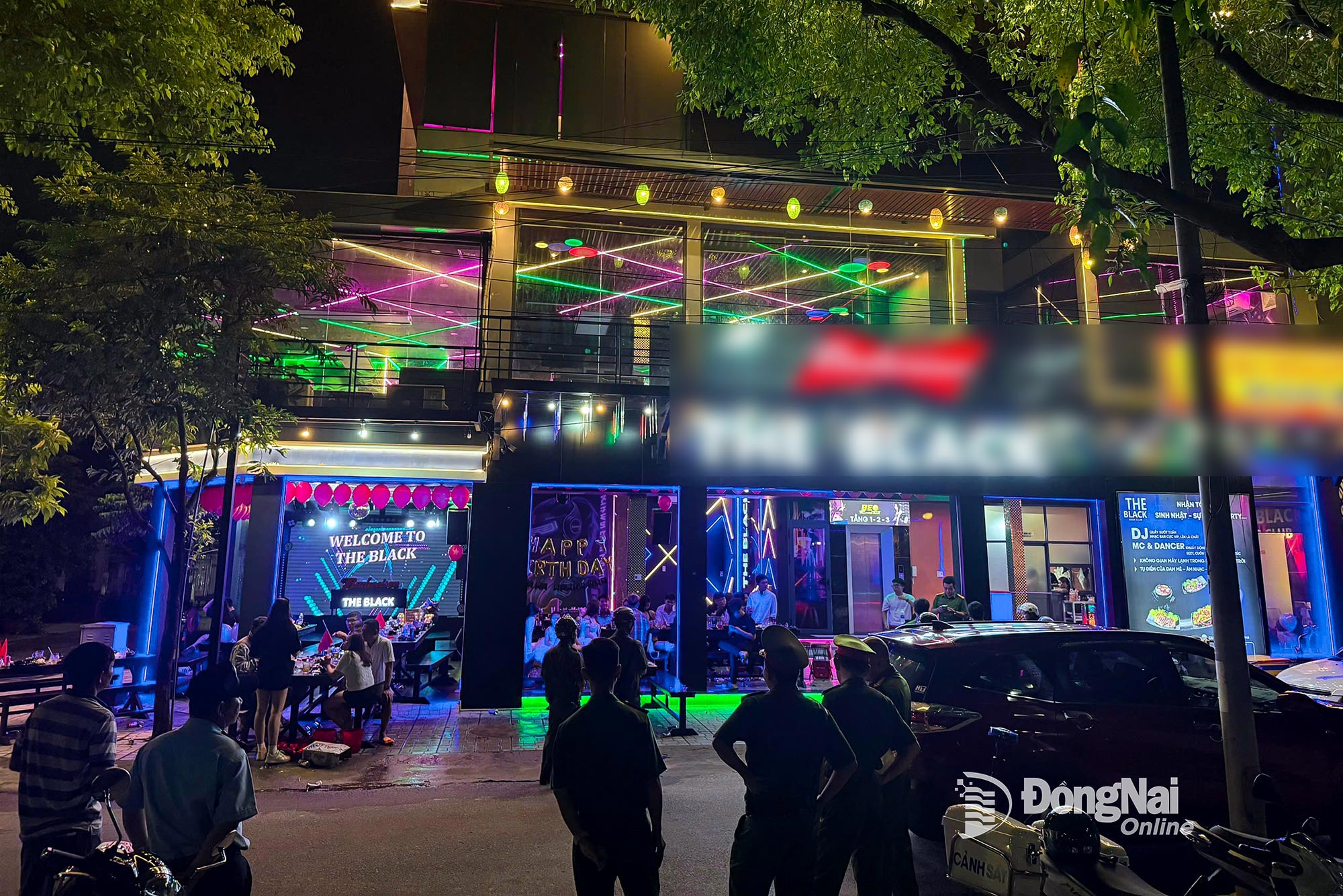 Tổ kiểm tra liên ngành phường Trấn Biên kiểm tra cơ sở kinh doanh quán ăn T.B. Ảnh: Biên Hùng