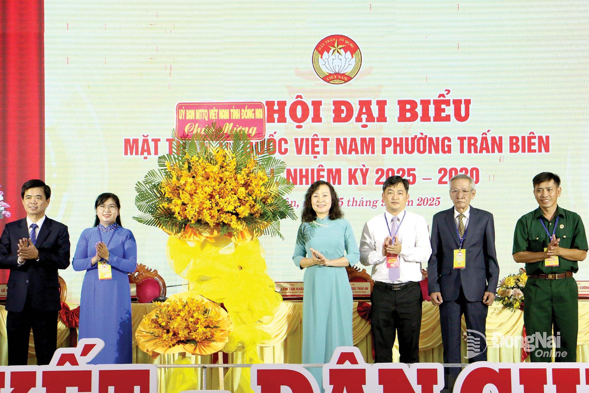 Đồng chí Huỳnh Thị Hằng (thứ 4 từ phải qua), Phó Bí thư Tỉnh ủy, Chủ tịch Ủy ban MTTQ Việt Nam tỉnh Đồng Nai tặng hoa chúc mừng Đại hội Đại biểu MTTQ Việt Nam phường Trấn Biên. Ảnh: Văn Truyên