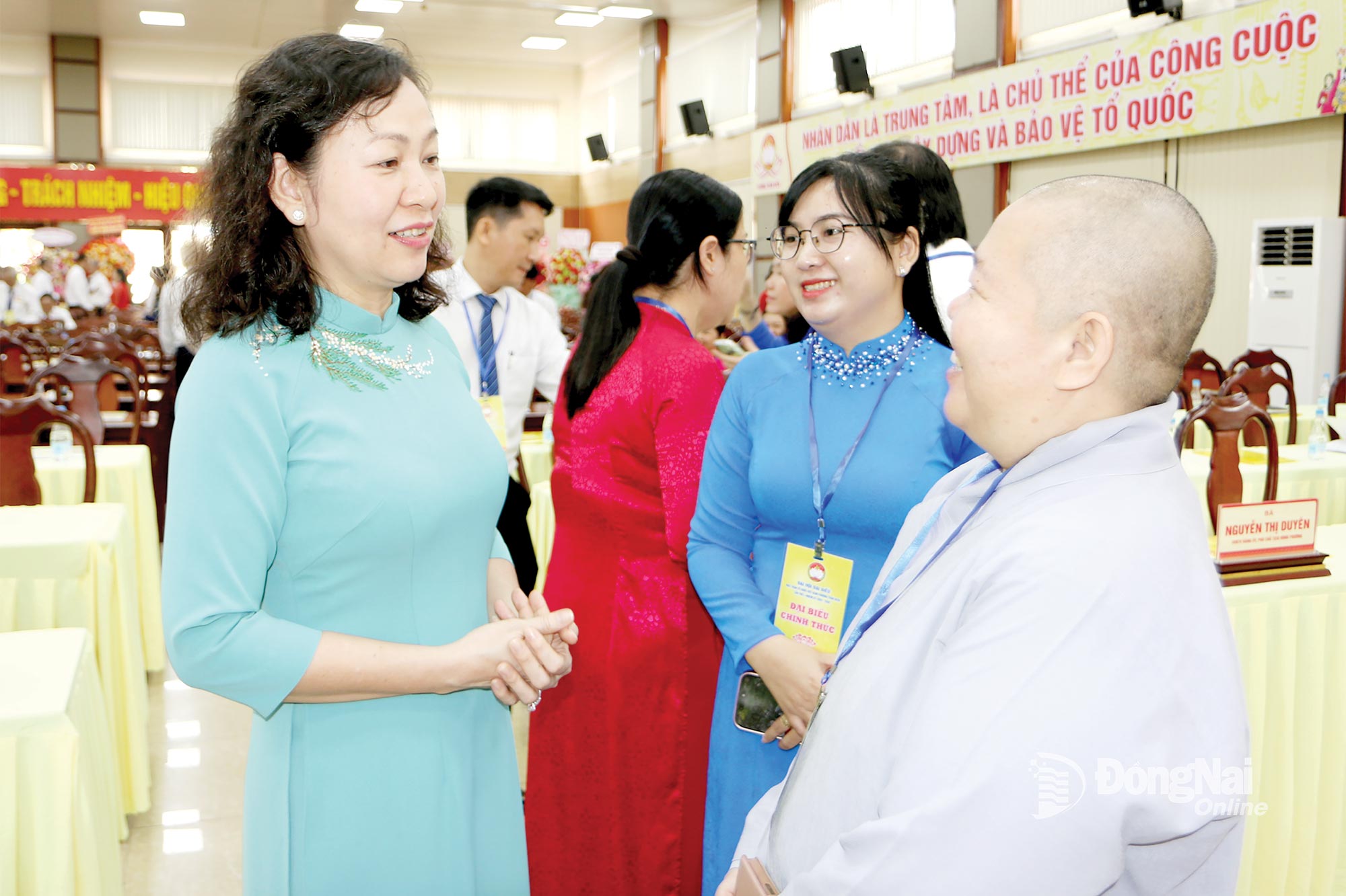 Đồng chí Huỳnh Thị Hằng, Phó Bí thư Tỉnh ủy, Chủ tịch Ủy ban MTTQ Việt Nam tỉnh Đồng Nai trao đổi cùng các đại biểu tham dự Đại hội Đại biểu MTTQ Việt Nam phường Trấn Biên. Ảnh: Văn Truyên