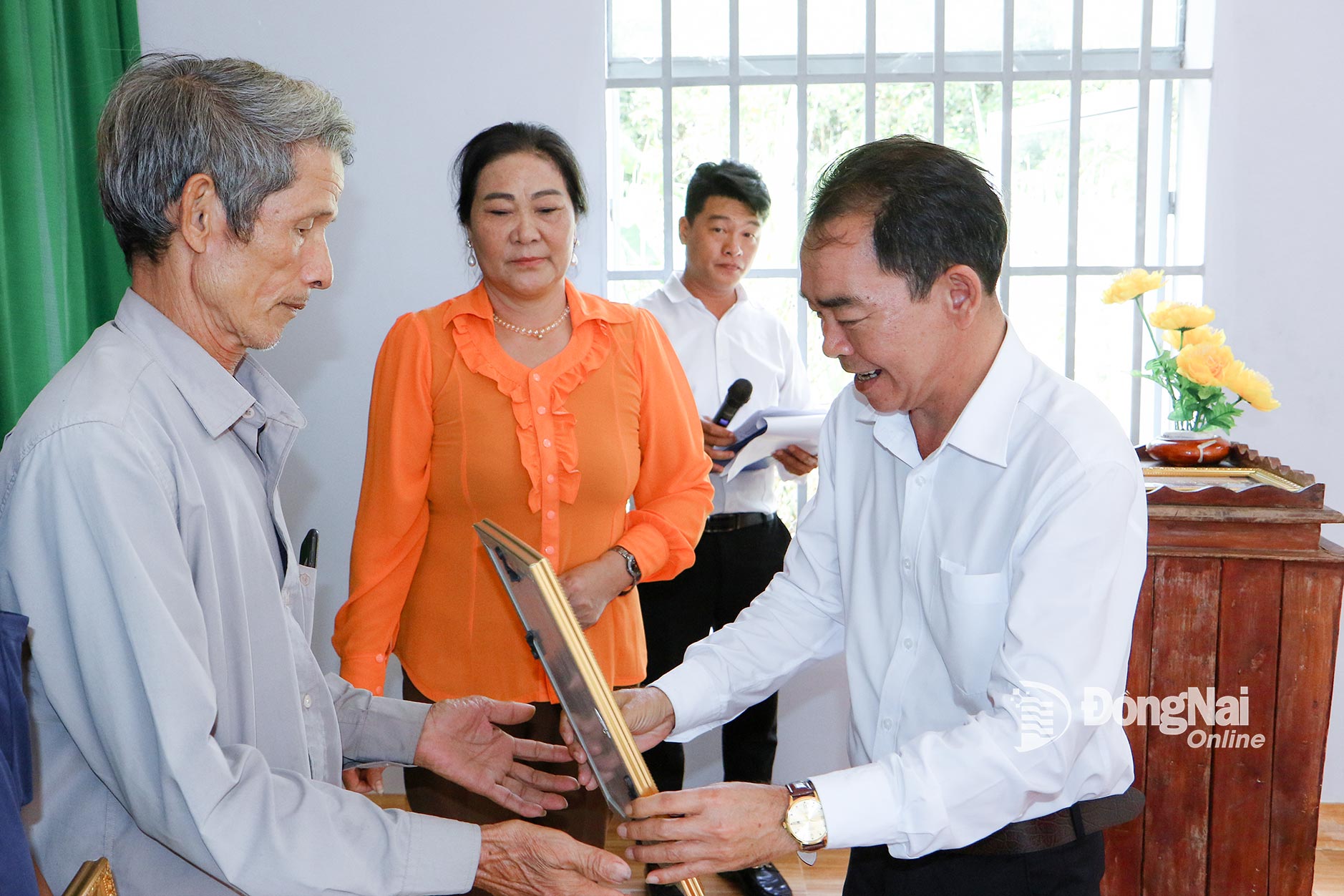 Bí thư Đảng ủy, Chủ tịch HĐND xã Đak Lua Phan Văn Tùng trao quyết định bàn giao nhà kiên cố cho người dân nhân dịp chào mừng Đại hội Đại biểu MTTQ Việt Nam xã lần thứ I, nhiệm kỳ 2025-2030. Ảnh: Văn Truyên