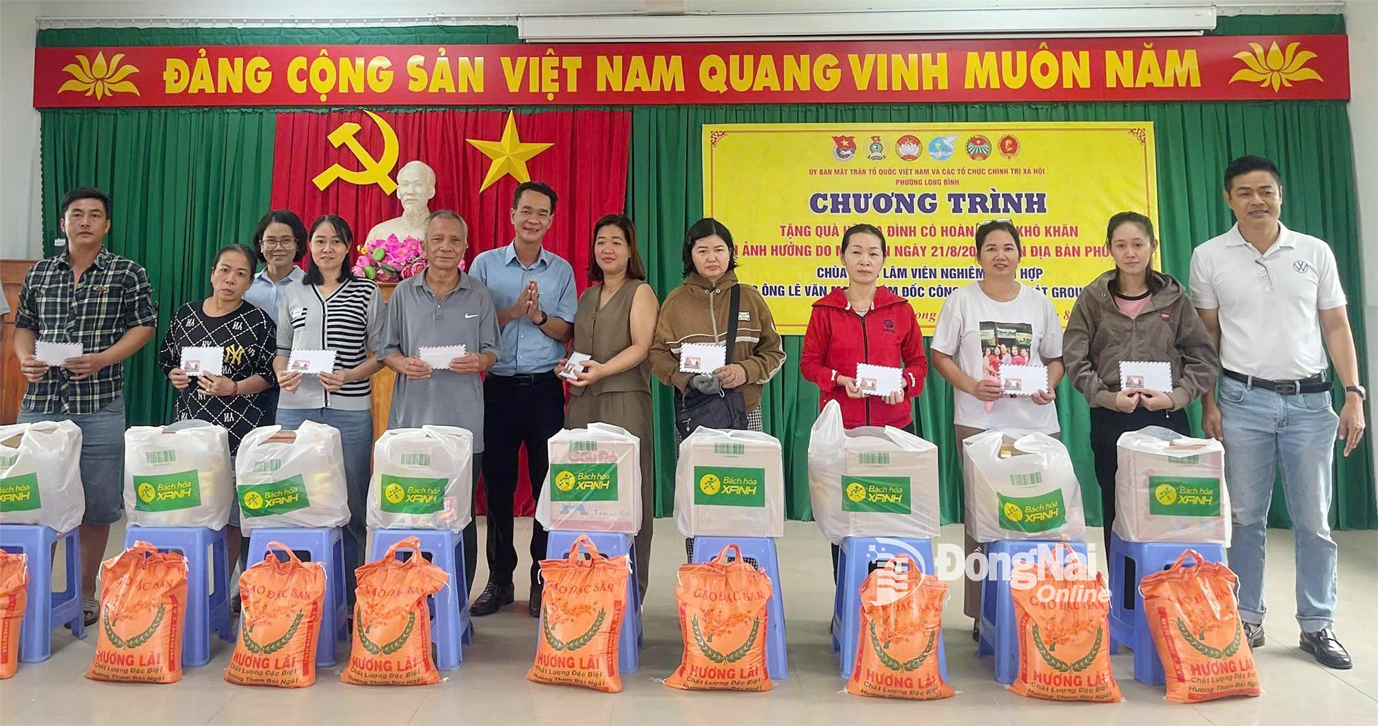 Người dân có hoàn cảnh khó khăn được tặng quà trong dịp tổ chức Đại hội Đại biểu MTTQ Việt Nam phường Long Bình lần thứ I, nhiệm kỳ 2025-2030. Ảnh: Thiện Thuật