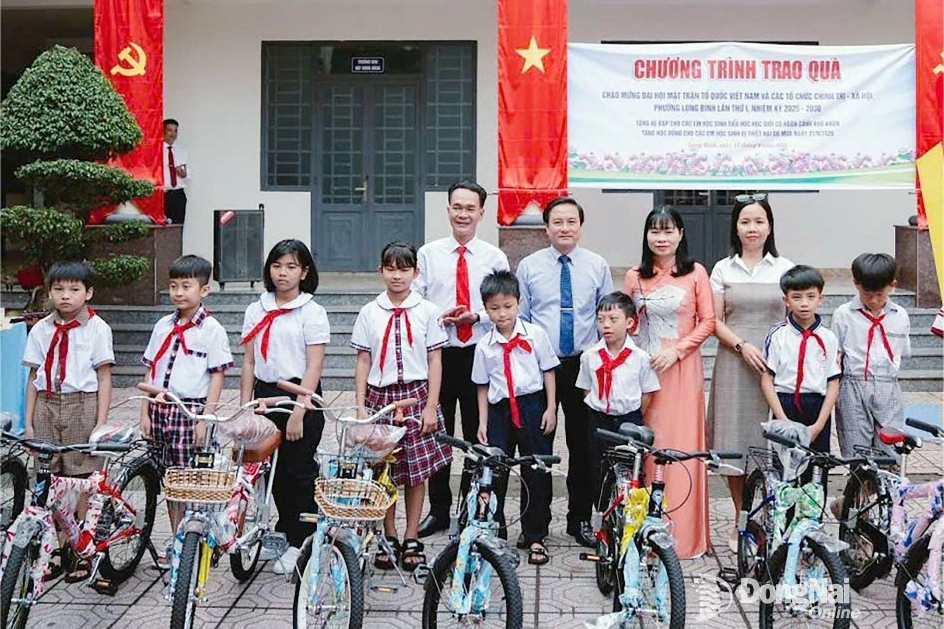 Học sinh vượt khó được tặng xe đạp trong dịp tổ chức Đại hội Đại biểu MTTQ Việt Nam phường Long Bình lần thứ I, nhiệm kỳ 2025-2030. Ảnh: Thiện Thuật