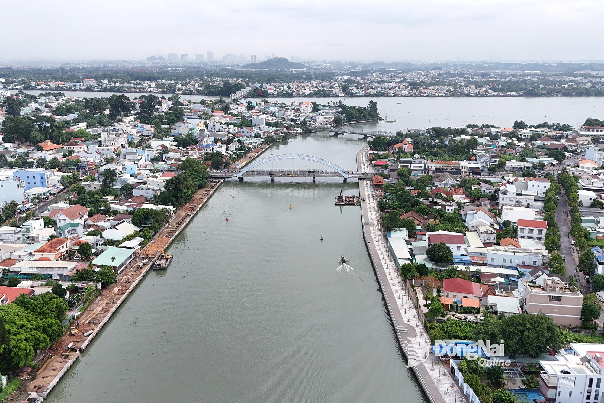 Đồng Nai đẩy mạnh các dự án xây dựng kè sông Đồng Nai tạo không gian cảnh quan đô thị, chống sạt lở bờ sông. Ảnh: Phạm tùng