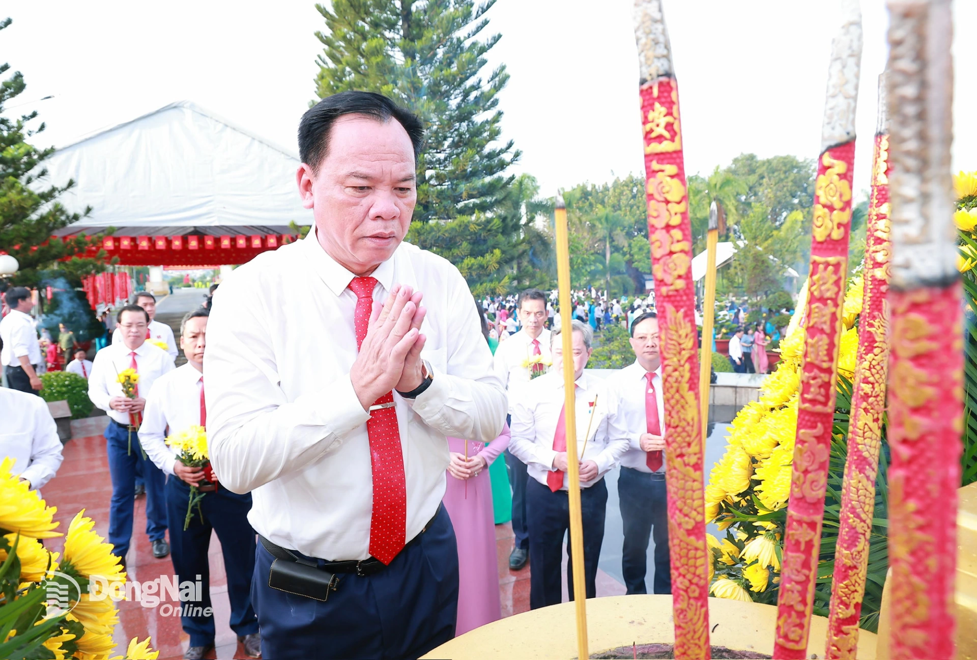 Phó Bí thư Tỉnh ủy, Chủ tịch UBND tỉnh Đồng Nai Võ Tấn Đức dâng hương tại Nghĩa trang liệt sĩ tỉnh. Ảnh: Công Nghĩa