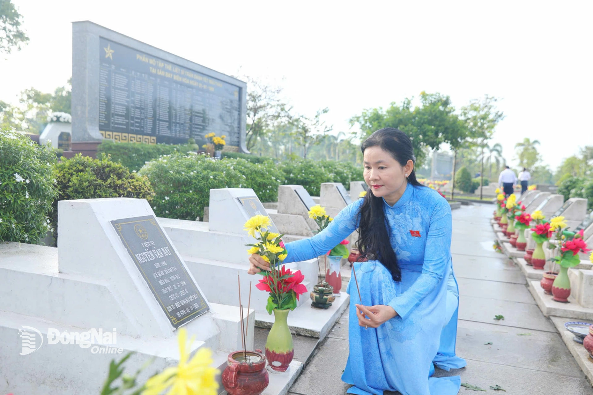 Lãnh đạo tỉnh thắp hương tại các phần mộ liệt sĩ sau khi thực hiện nghi thức dâng hương, báo công. Ảnh: Huy Anh