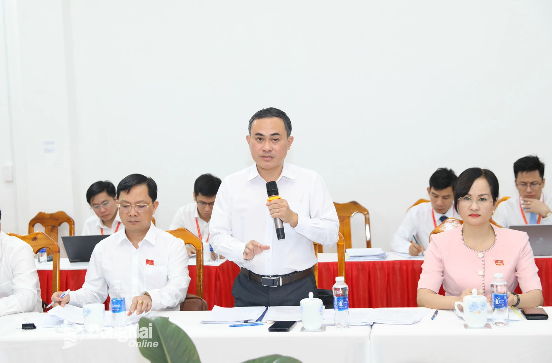 Ủy viên Ban Thường vụ Tỉnh ủy, Phó Chủ tịch UBND tỉnh Đồng Nai Lê Trường Sơn phát biểu tại cuộc họp. Ảnh: Huy Anh