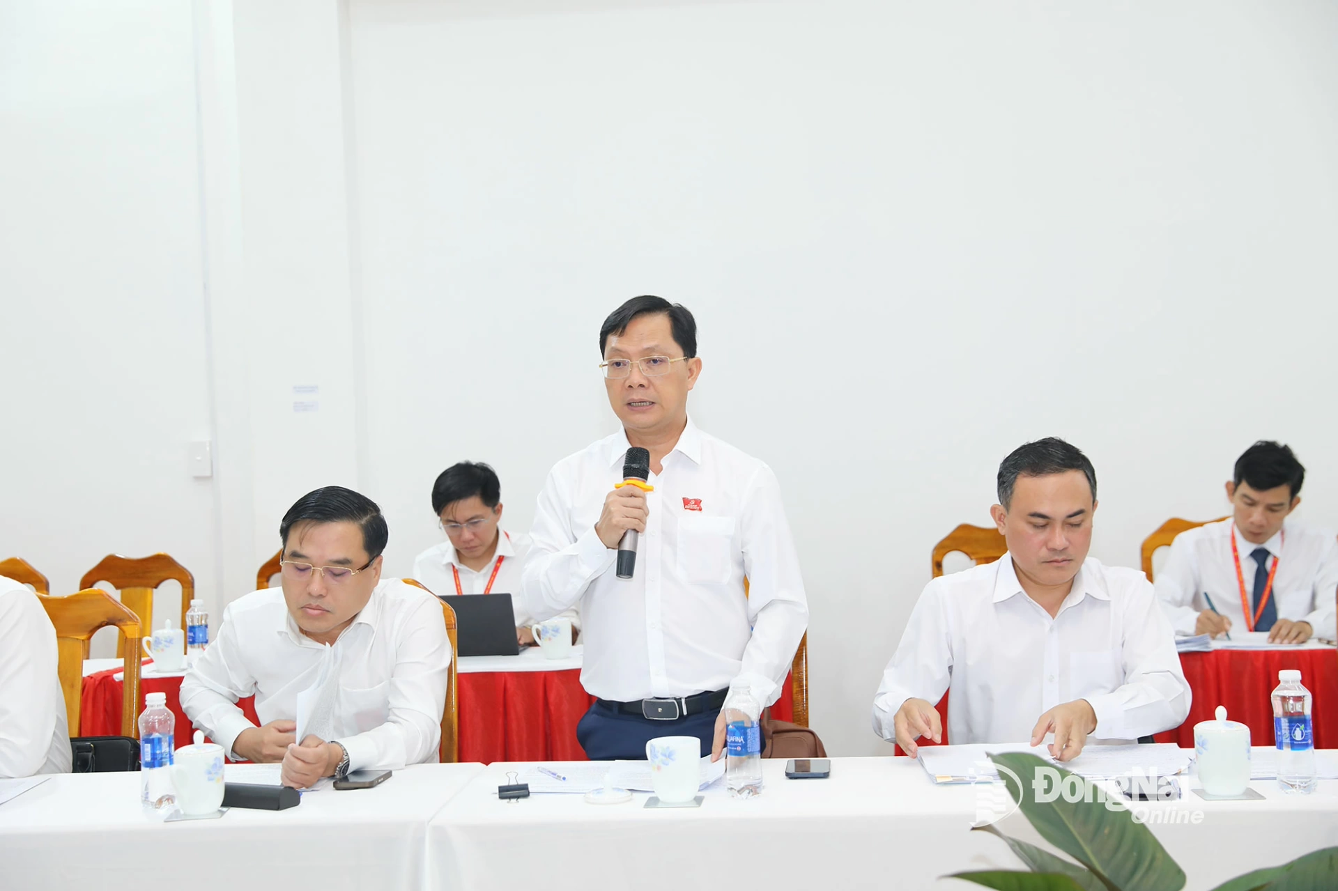 Ủy viên Ban Thường vụ Tỉnh ủy, Phó Chủ tịch Thường trực Ủy ban MTTQ Việt Nam tỉnh Đồng Nai Hà Anh Dũng phát biểu tại cuộc họp. Ảnh: Huy Anh