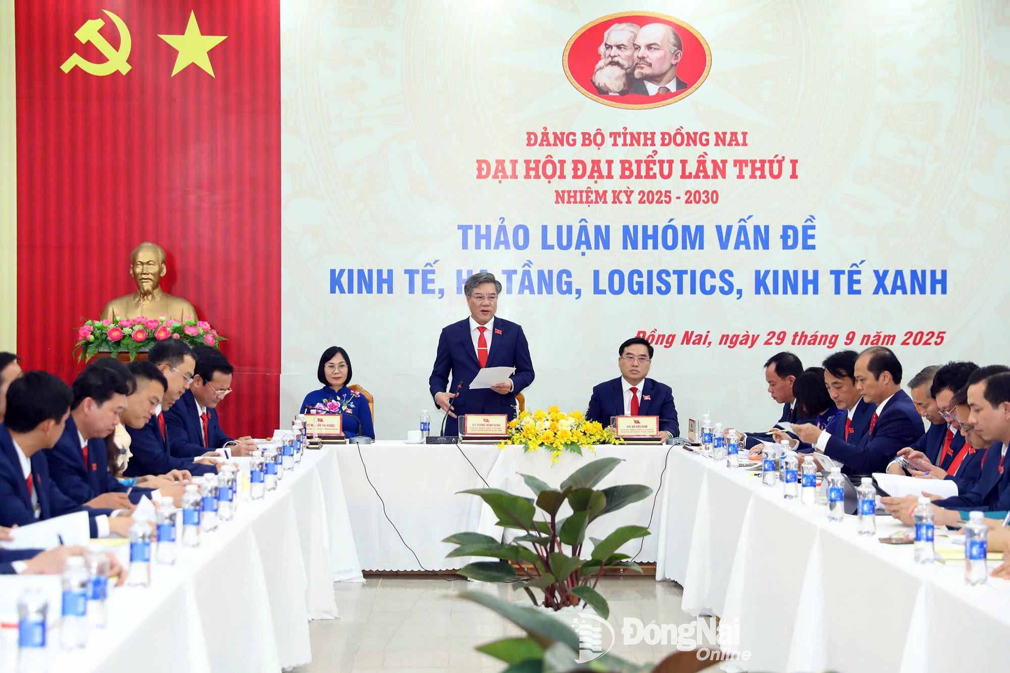 Ủy viên Ban Thường vụ Tỉnh ủy, Bí thư Đảng ủy, Chủ tịch HĐND xã Long Thành Dương Minh Dũng phát biểu tại Tổ thảo luận về chuyên đề Kinh tế, hạ tầng, logistics, kinh tế xanh. Ảnh: Huy Anh