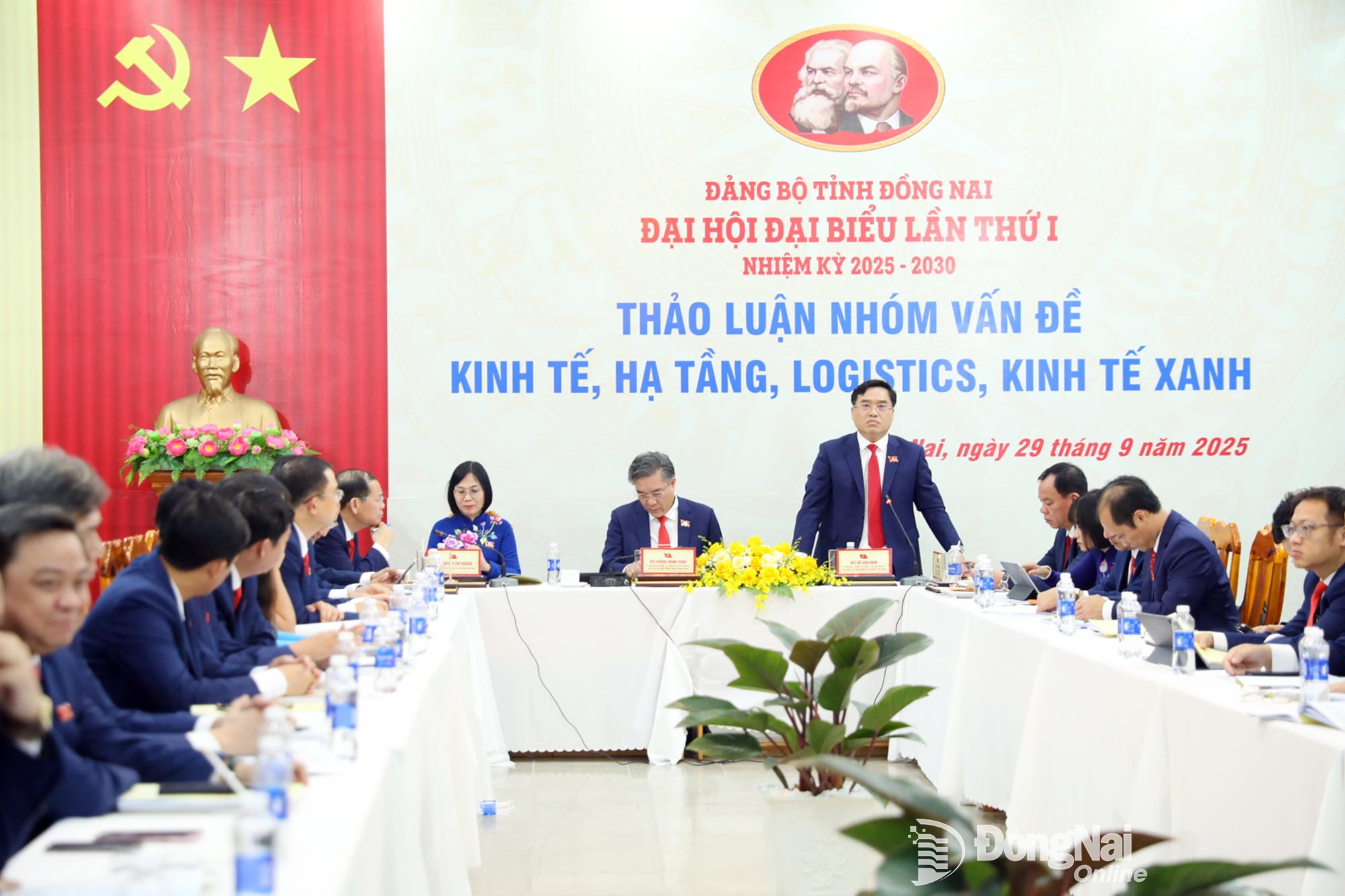 Ủy viên Ban Thường vụ Tỉnh ủy, Bí thư Đảng ủy, Chủ tịch HĐND phường Trấn Biên Hồ Văn Nam phát biểu tại Tổ thảo luận về chuyên đề Kinh tế, hạ tầng, logistics, kinh tế xanh. Ảnh: Huy Anh