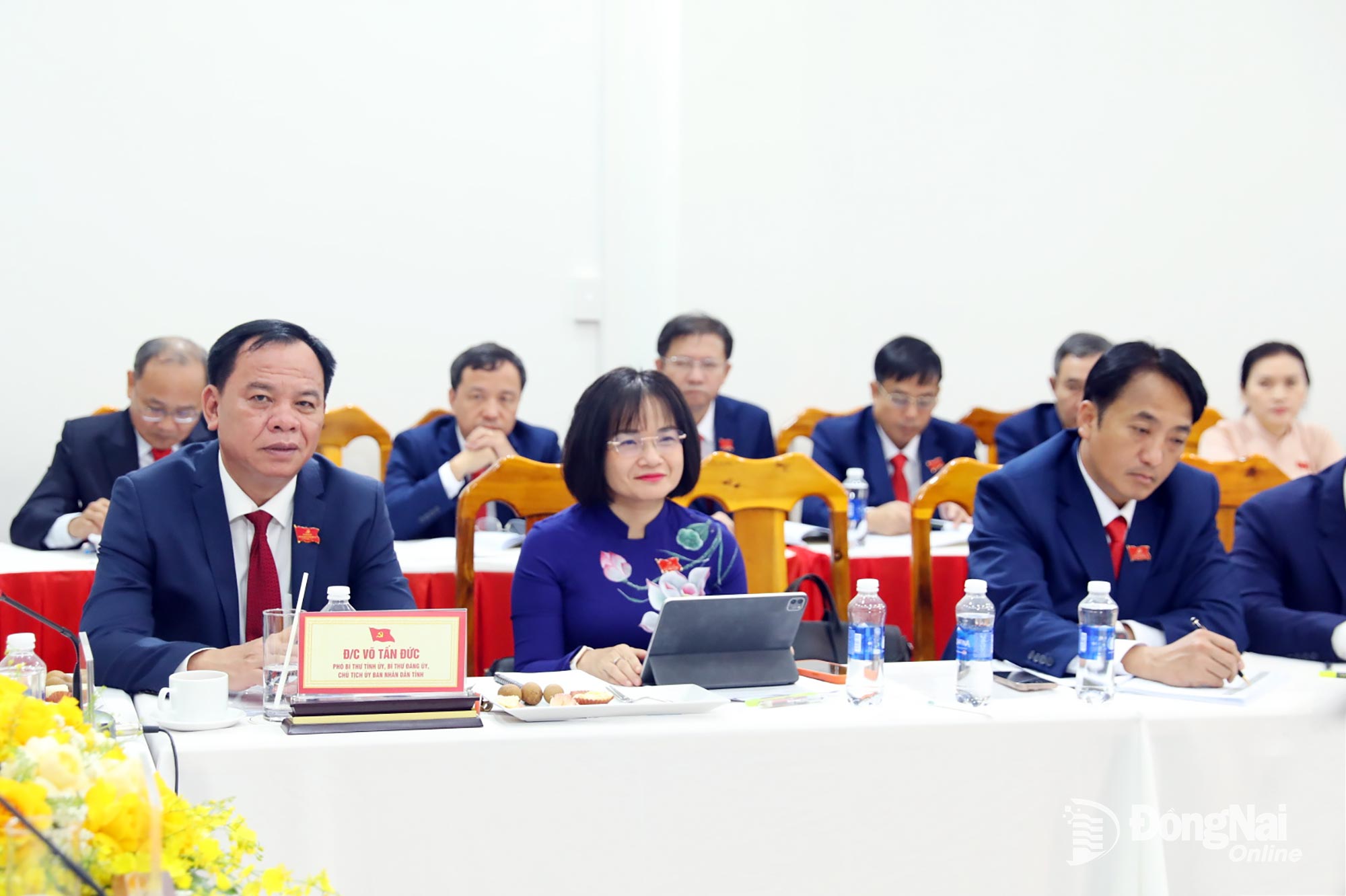 Phó Bí thư Tỉnh ủy, Chủ tịch UBND tỉnh Đồng Nai Võ Tấn Đức dự phiên thảo luận Tổ thảo luận về chuyên đề Kinh tế, hạ tầng, logistics, kinh tế xanh. Ảnh: Huy Anh