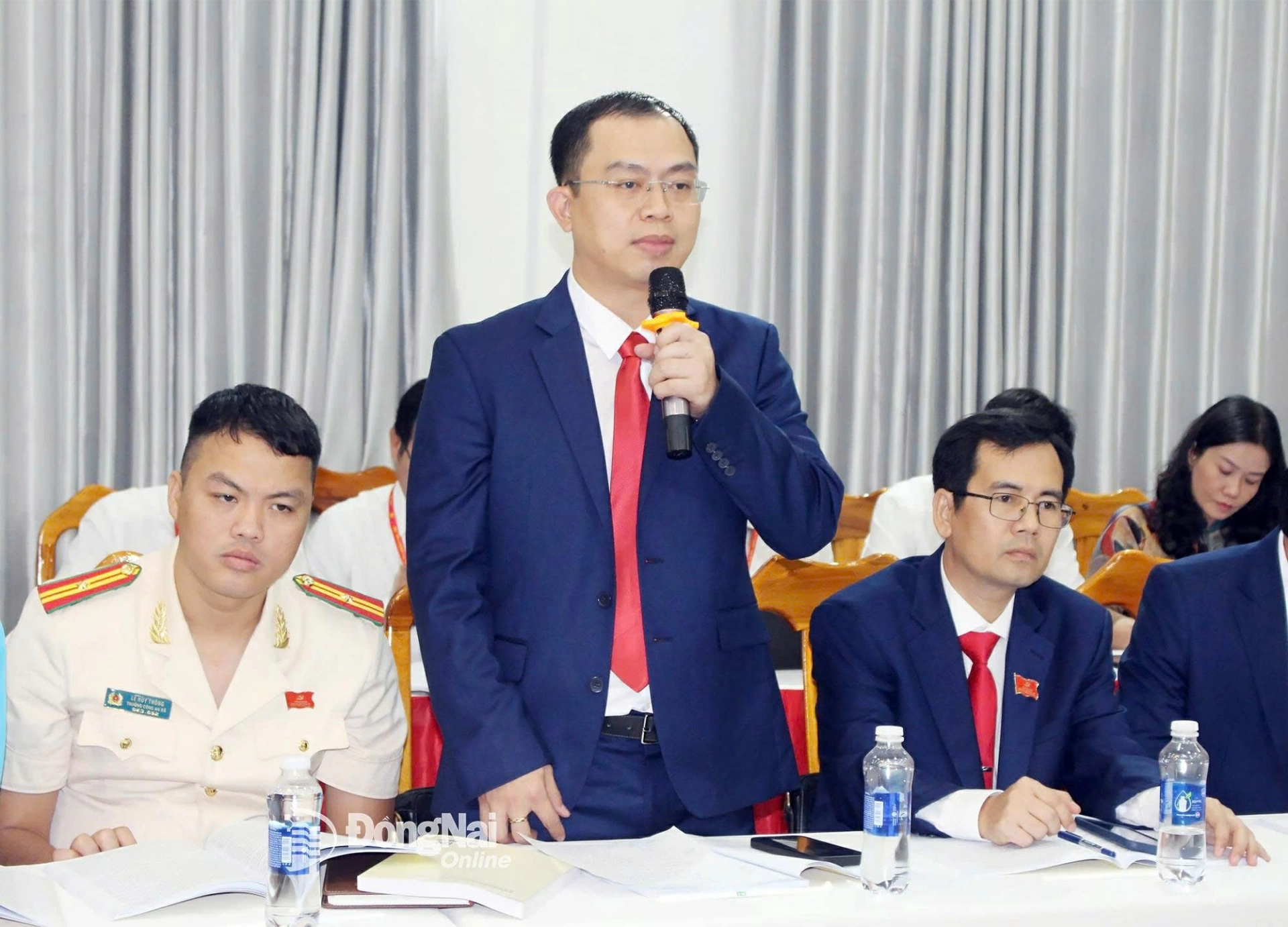 Các đại biểu tham gia thảo luận tại tổ. Ảnh: Công Nghĩa