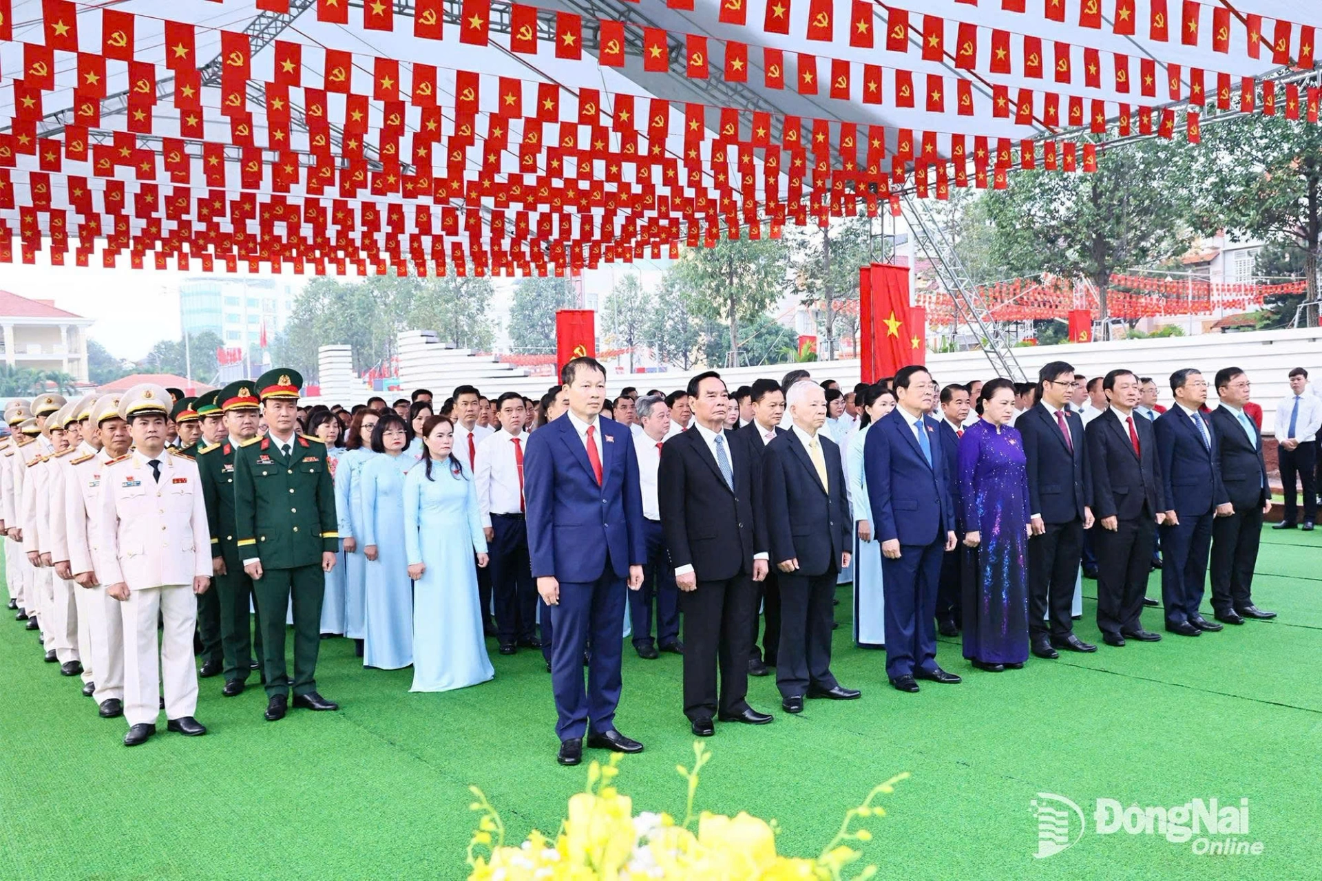Đoàn đại biểu Trung ương, lãnh đạo tỉnh và đoàn đại biểu dự Đại hội đại biểu Đảng bộ tỉnh Đồng Nai lần thứ I, nhiệm kỳ 2025-2030 tham dự lễ viếng. Ảnh: Công Nghĩa