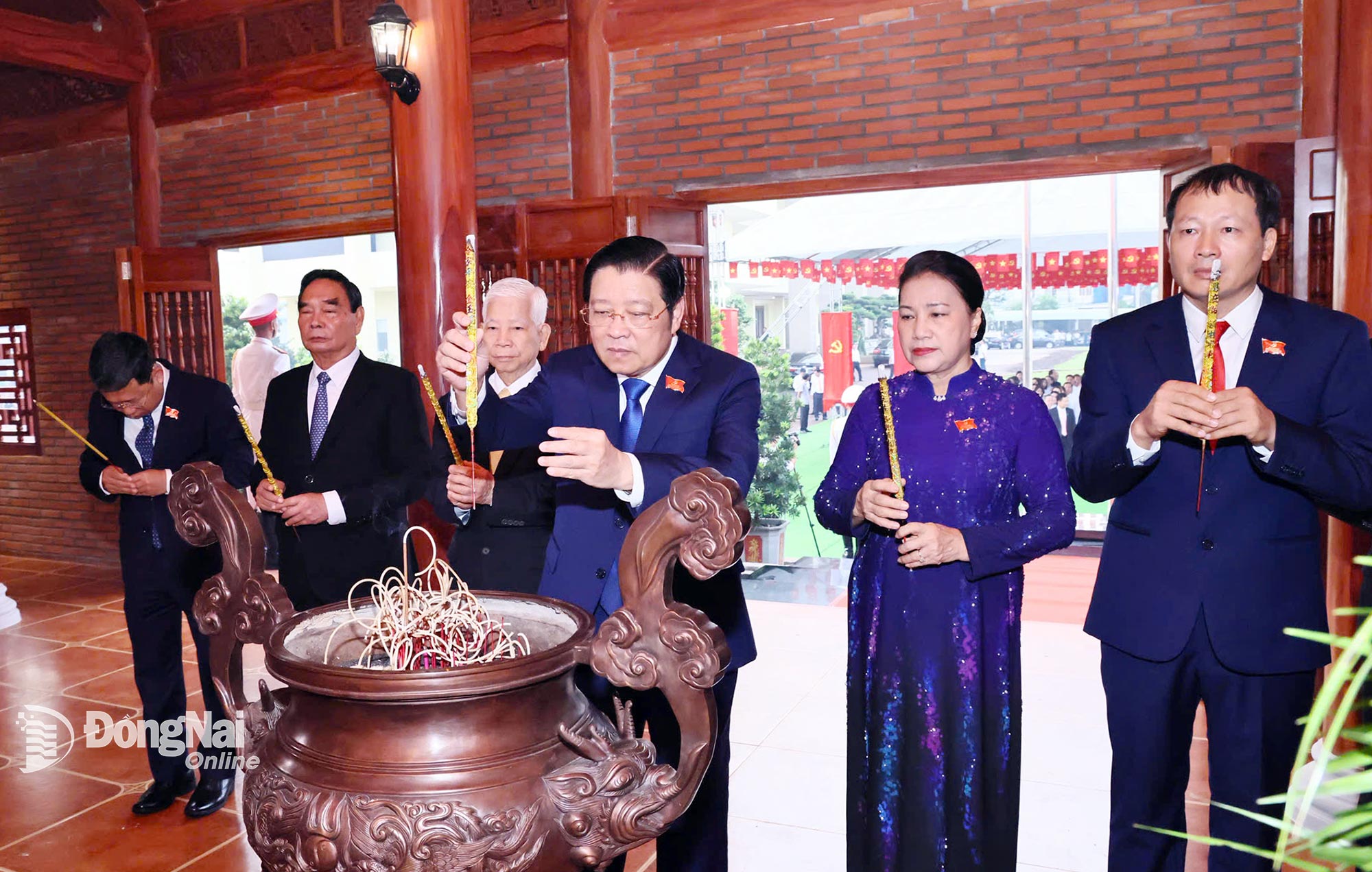 Các đồng chí lãnh đạo, nguyên lãnh đạo Đảng, Nhà nước, Quốc hội và tỉnh Đồng Nai dâng hương. Ảnh: Công Nghĩa