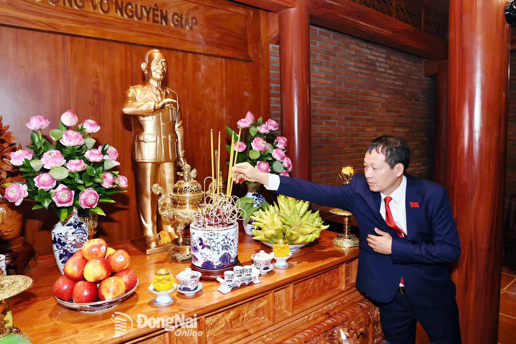 Bí thư Tỉnh ủy, Trưởng đoàn Đại biểu Quốc hội tỉnh Đồng Nai Vũ Hồng Văn dâng hương. Ảnh: Công Nghĩa