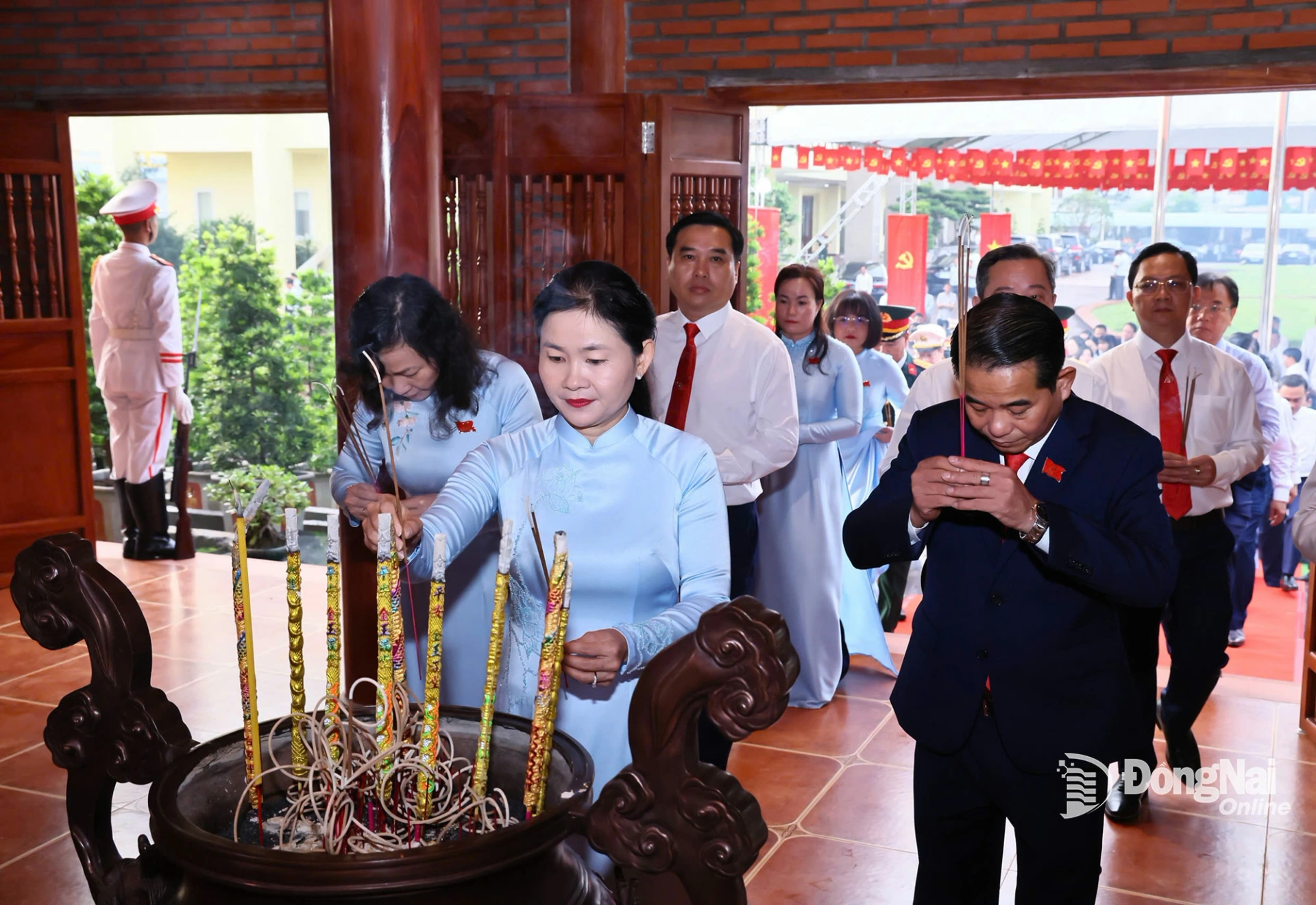 Ủy viên dự khuyết Trung ương Đảng, Phó Bí thư Thường trực Tỉnh ủy, Chủ tịch HĐND tỉnh Đồng Nai Tôn Ngọc Hạnh dâng hương. Ảnh: Công Nghĩa