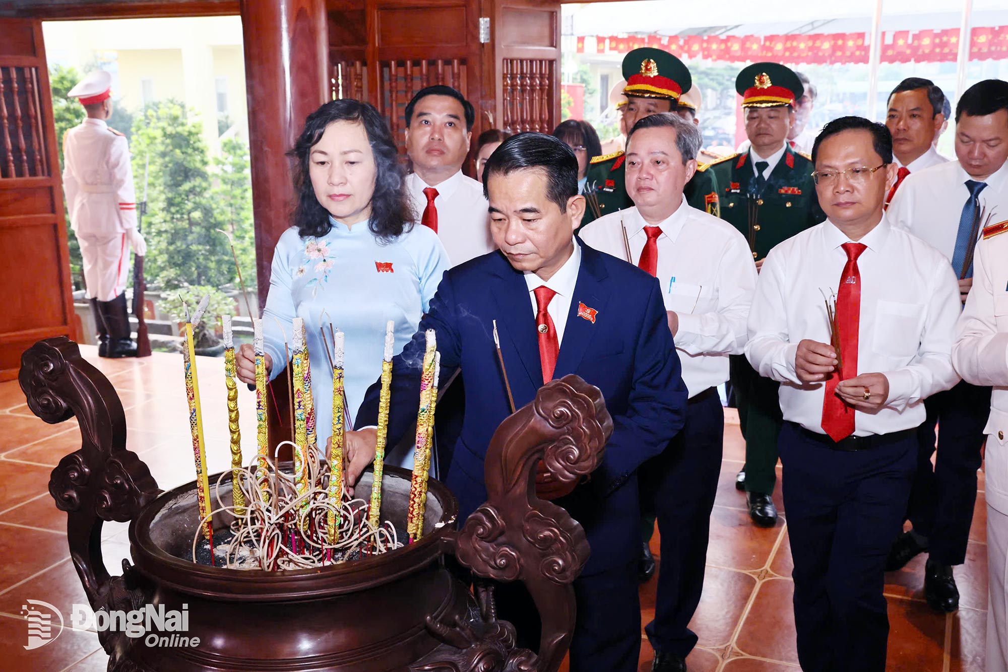 Lãnh đạo tỉnh và đoàn đại biểu dự Đại hội đại biểu Đảng bộ tỉnh Đồng Nai lần thứ I, nhiệm kỳ 2025-2030 dâng hương. Ảnh: Công Nghĩa