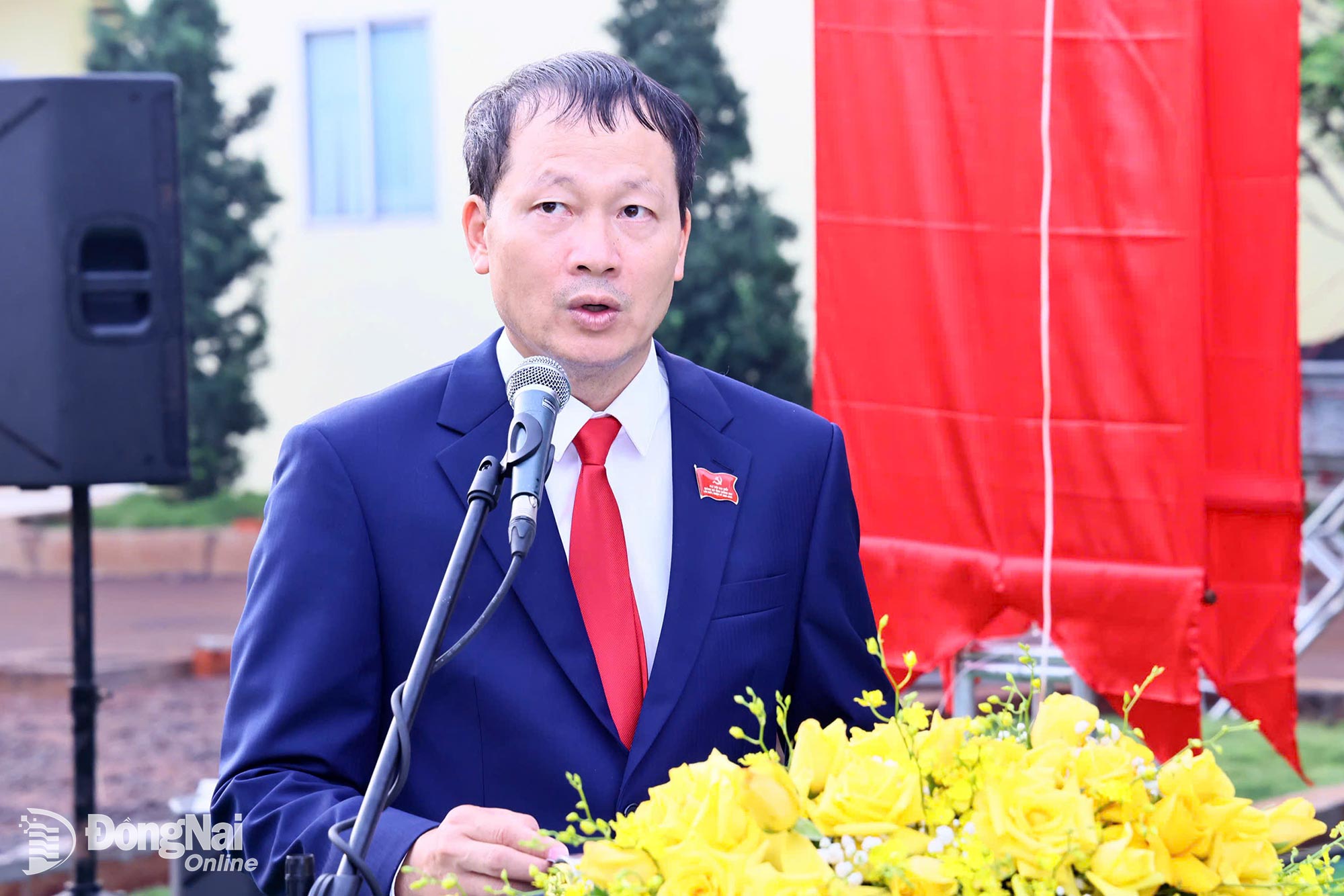 Bí thư Tỉnh ủy, Trưởng đoàn Đại biểu Quốc hội tỉnh Đồng Nai Vũ Hồng Văn báo công tại lễ viếng Nhà thờ Bác Hồ. Ảnh: Công Nghĩa