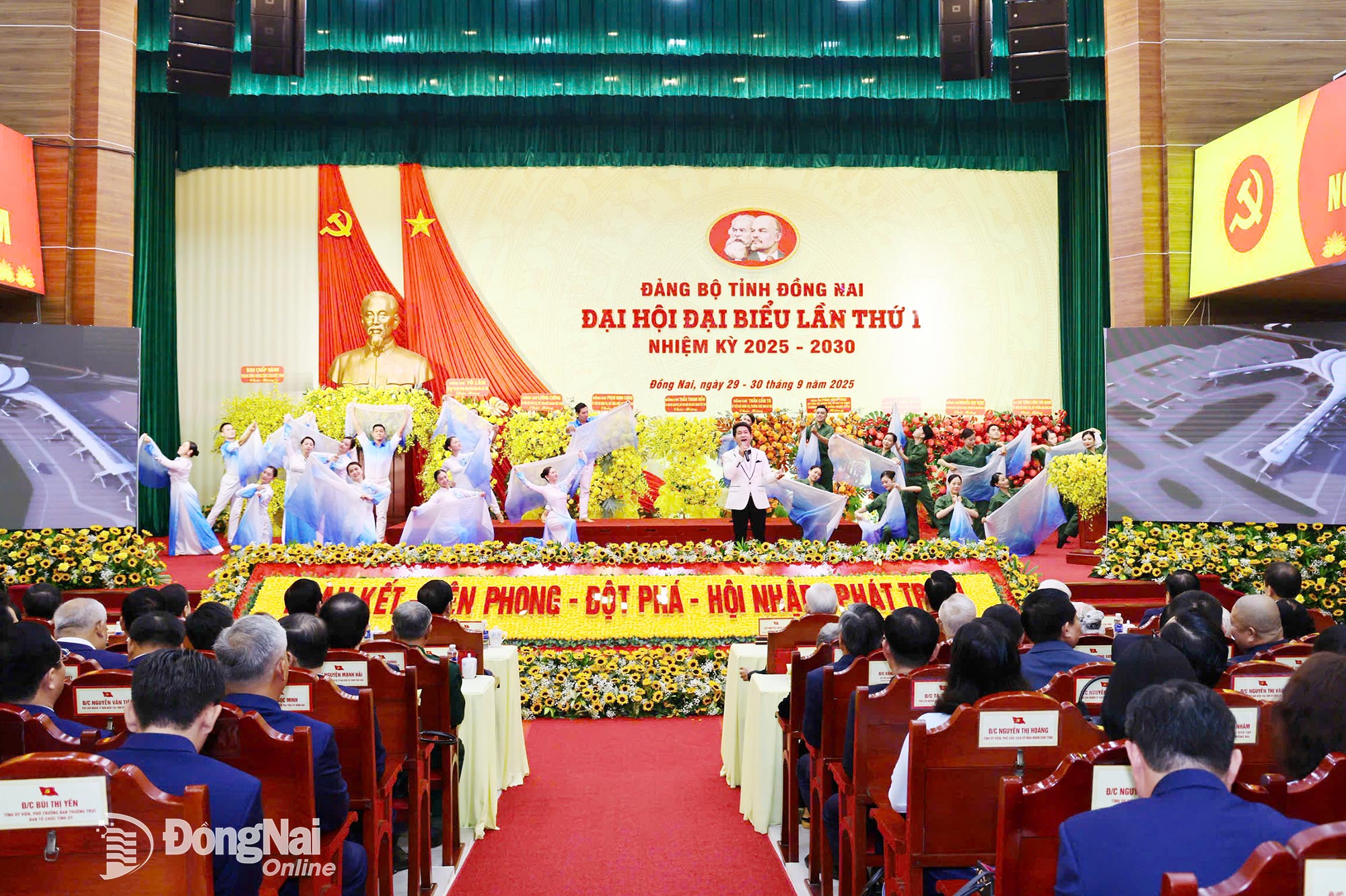 Chương trình văn nghệ chào mừng Đại hội đại biểu Đảng bộ tỉnh Đồng Nai lần thứ I, nhiệm kỳ 2025-2030. Ảnh: Công Nghĩa
