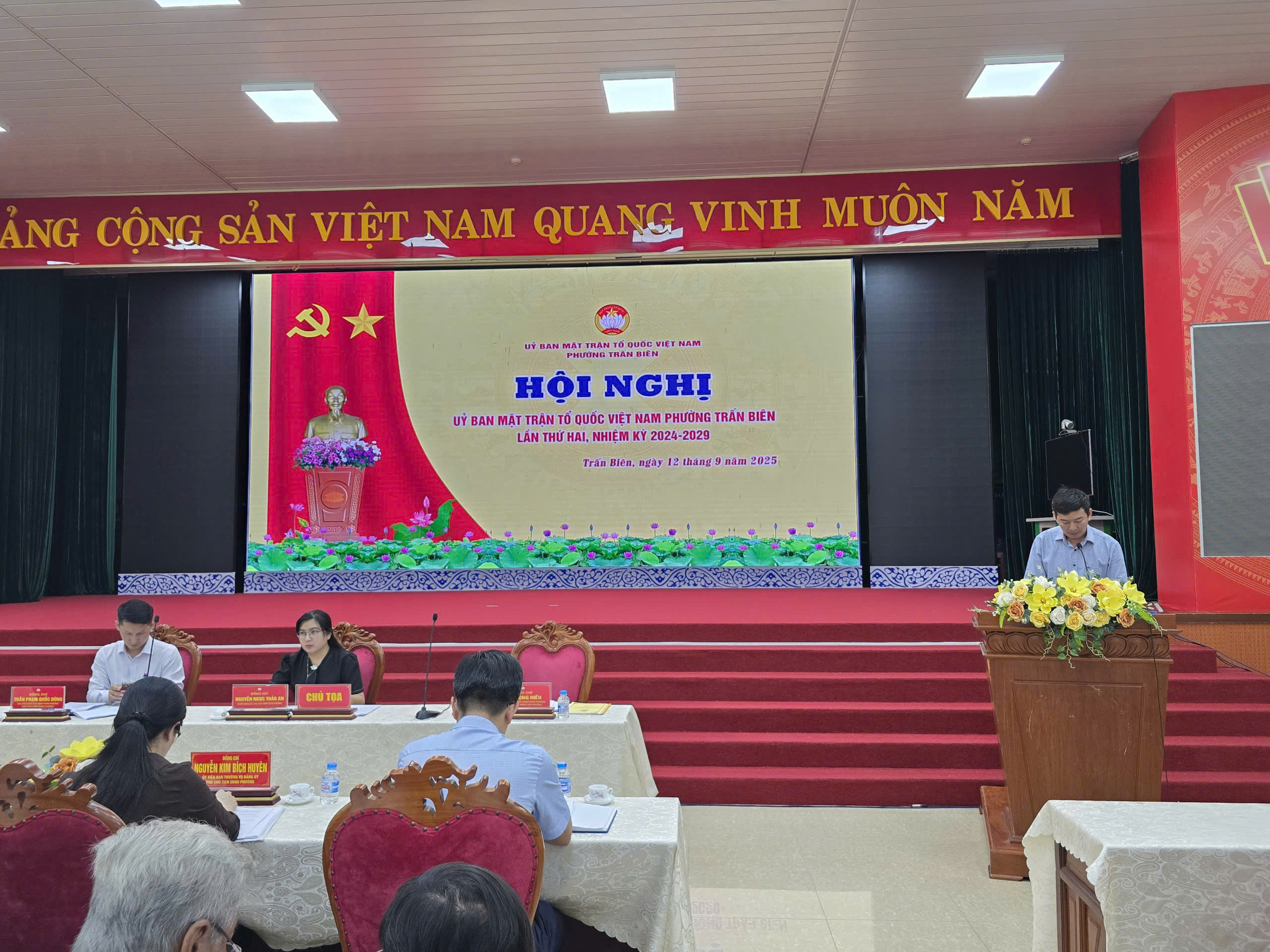 Đại diện Ban thường trực UBMTTQVN phường thông qua báo cáo chính trị