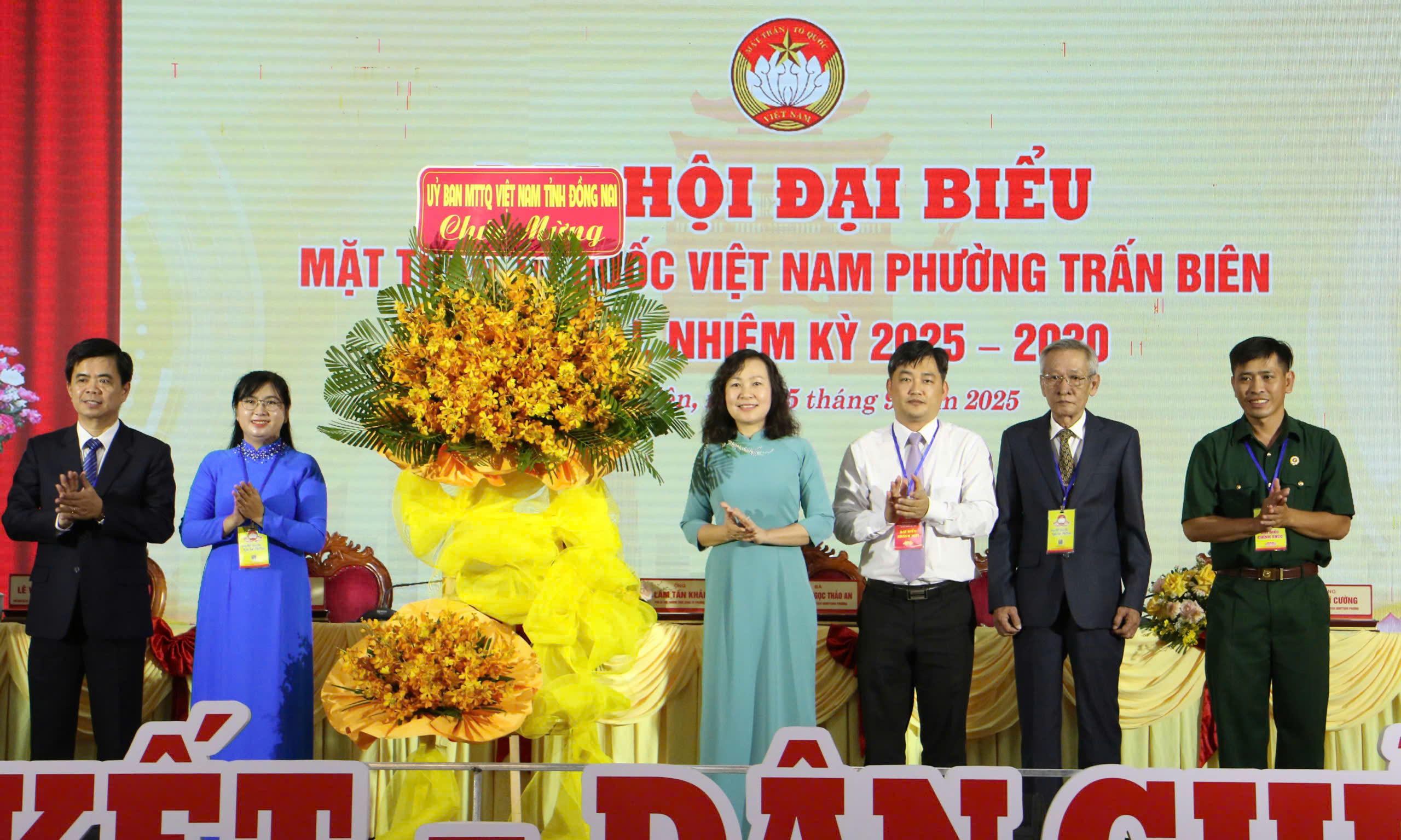 Bà Huỳnh Thị Hằng, Phó Bí thư Tỉnh uỷ, Chủ tịch Ủy ban MTTQ Việt Nam tỉnh Đồng Nai phát biểu chỉ đạo và tặng hoa chúc mừng