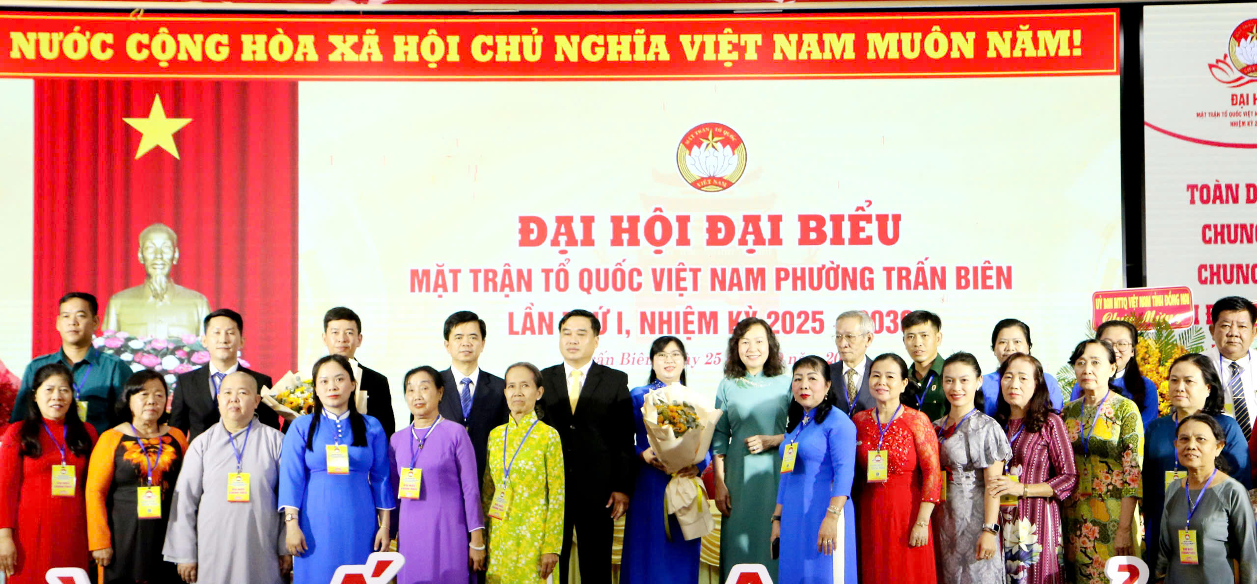 Các vị lãnh đạo tặng hoa chúc mừng Uỷ viên tham gia Uỷ ban MTTQVN phường nhiệm kỳ 2025 – 2030