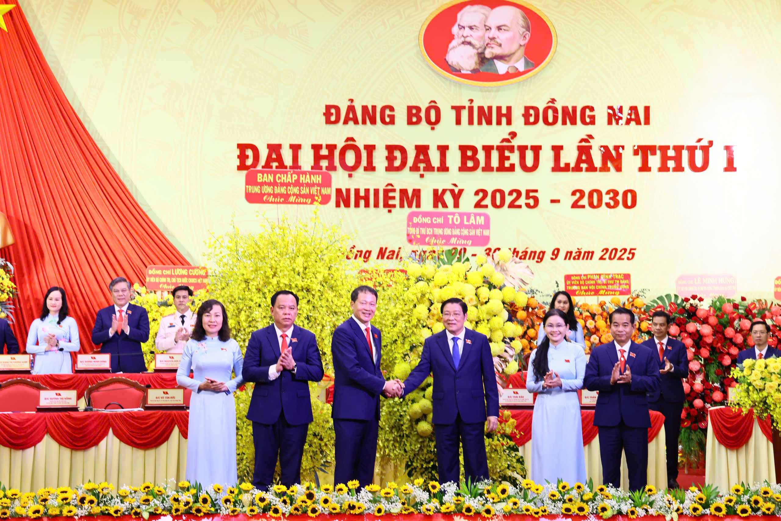 Đồng chí Phan Đình Trạc Ủy viên Bộ Chính trị, Bí thư Trung ương Đảng, Trưởng Ban Nội chính Trung ương tặng hoa chúc mừng Đại hội đến lãnh đạo tỉnh Đồng Nai