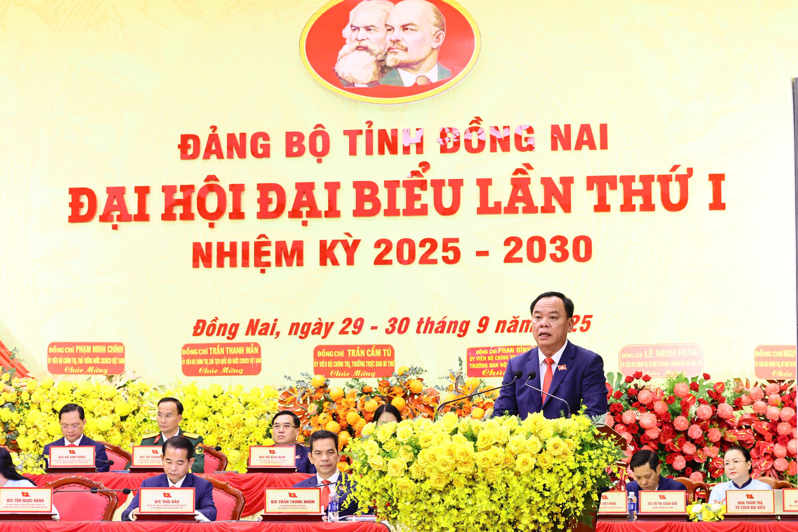 Đồng chí Võ Tấn Đức, Phó Bí thư Tỉnh ủy, Chủ tịch UBND tỉnh Đồng Nai trình bày báo cáo tại đại hội