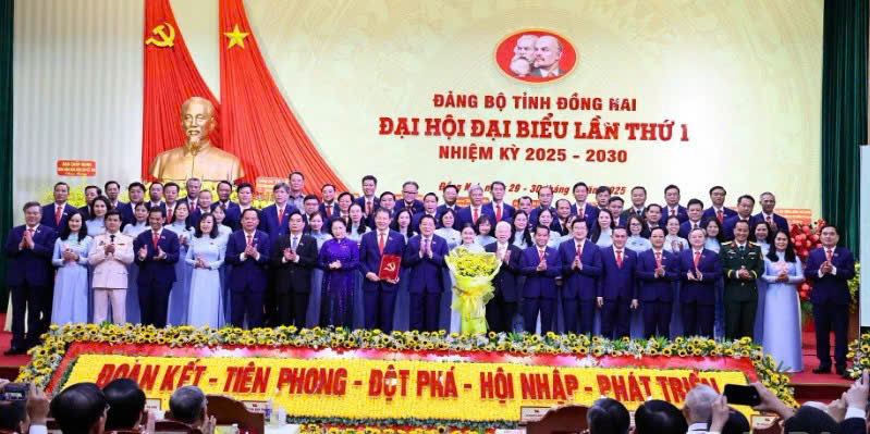 Đồng chí Phan Đình Trạc cùng các đồng chí nguyên lãnh đạo Đảng, Nhà nước chúc mừng Ban chấp hành Đảng bộ tỉnh Đồng Nai